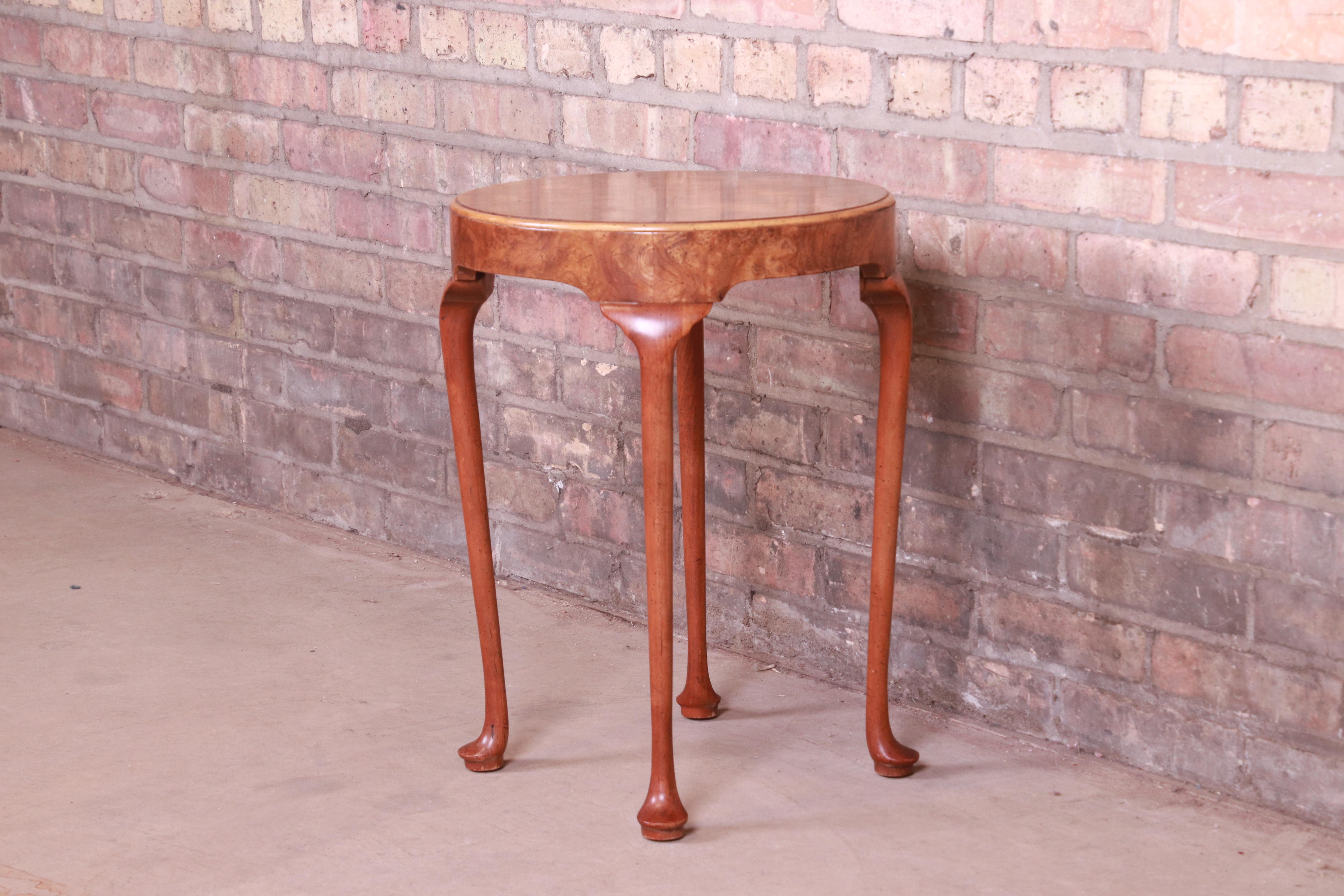 A gorgeous Queen Anne style burled walnut tea table or occasional side table

By Baker Furniture

USA, late 20th century

Measures: 16