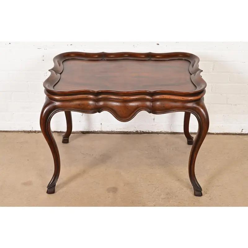 Regina Anna Tavolo da tè in radica di noce intagliato di Baker Furniture Queen Anne, CIRCA 1960 in vendita