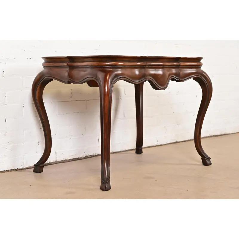 Tavolo da tè in radica di noce intagliato di Baker Furniture Queen Anne, CIRCA 1960 In condizioni buone in vendita a South Bend, IN