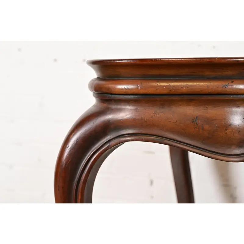 Noce Tavolo da tè in radica di noce intagliato di Baker Furniture Queen Anne, CIRCA 1960 in vendita