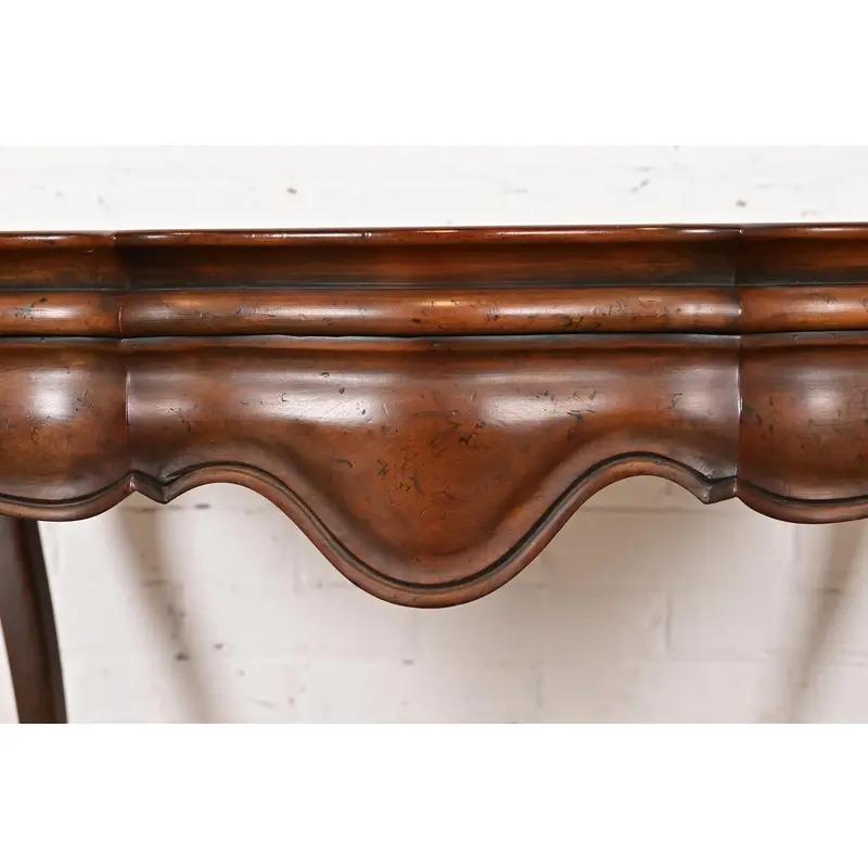 Tavolo da tè in radica di noce intagliato di Baker Furniture Queen Anne, CIRCA 1960 in vendita 1