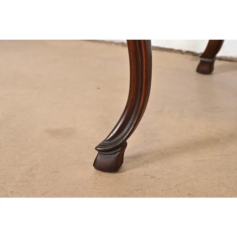 Tavolo da tè in radica di noce intagliato di Baker Furniture Queen Anne, CIRCA 1960 in vendita 2