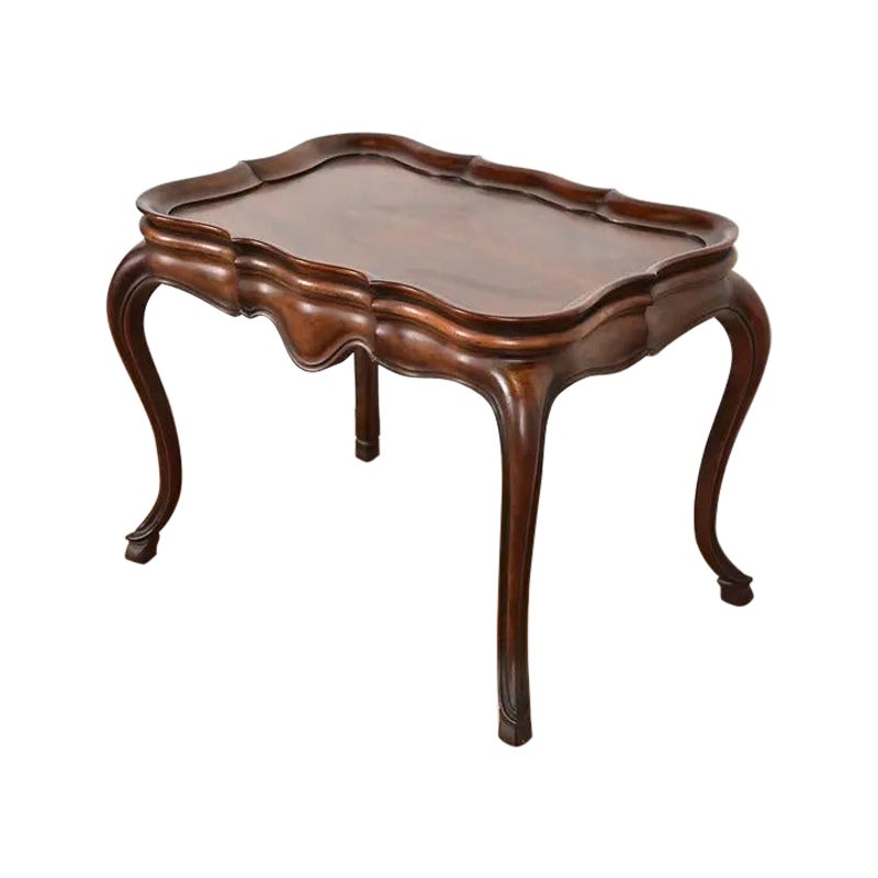 Tavolo da tè in radica di noce intagliato di Baker Furniture Queen Anne, CIRCA 1960 in vendita