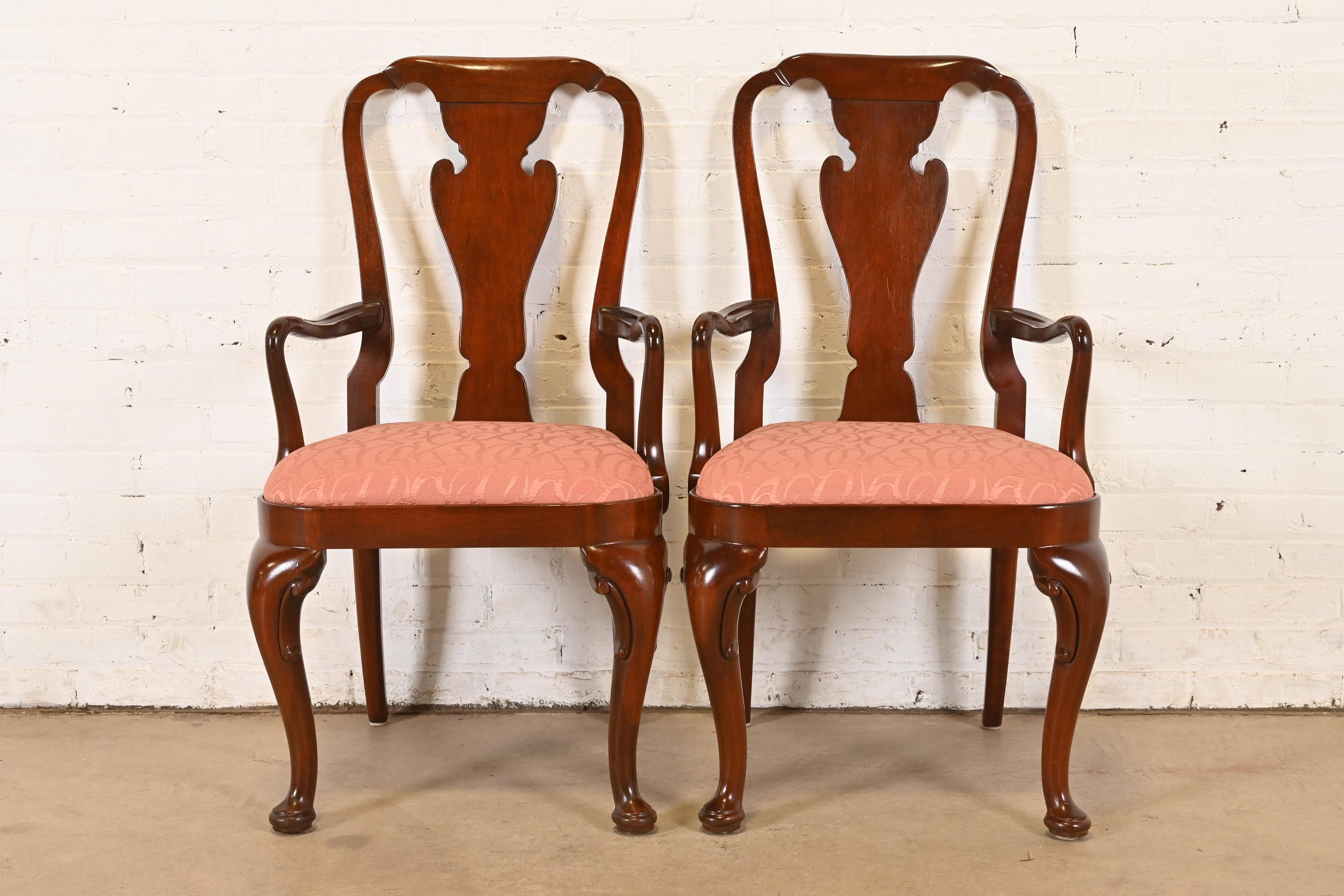 Une magnifique paire de fauteuils ou de chaises capitaines de salle à manger de style Queen Anne ou Georgien

Par Baker Furniture

USA, Circa 1980

Cadres en acajou massif sculpté, avec sièges rembourrés.

Dimensions : 21 