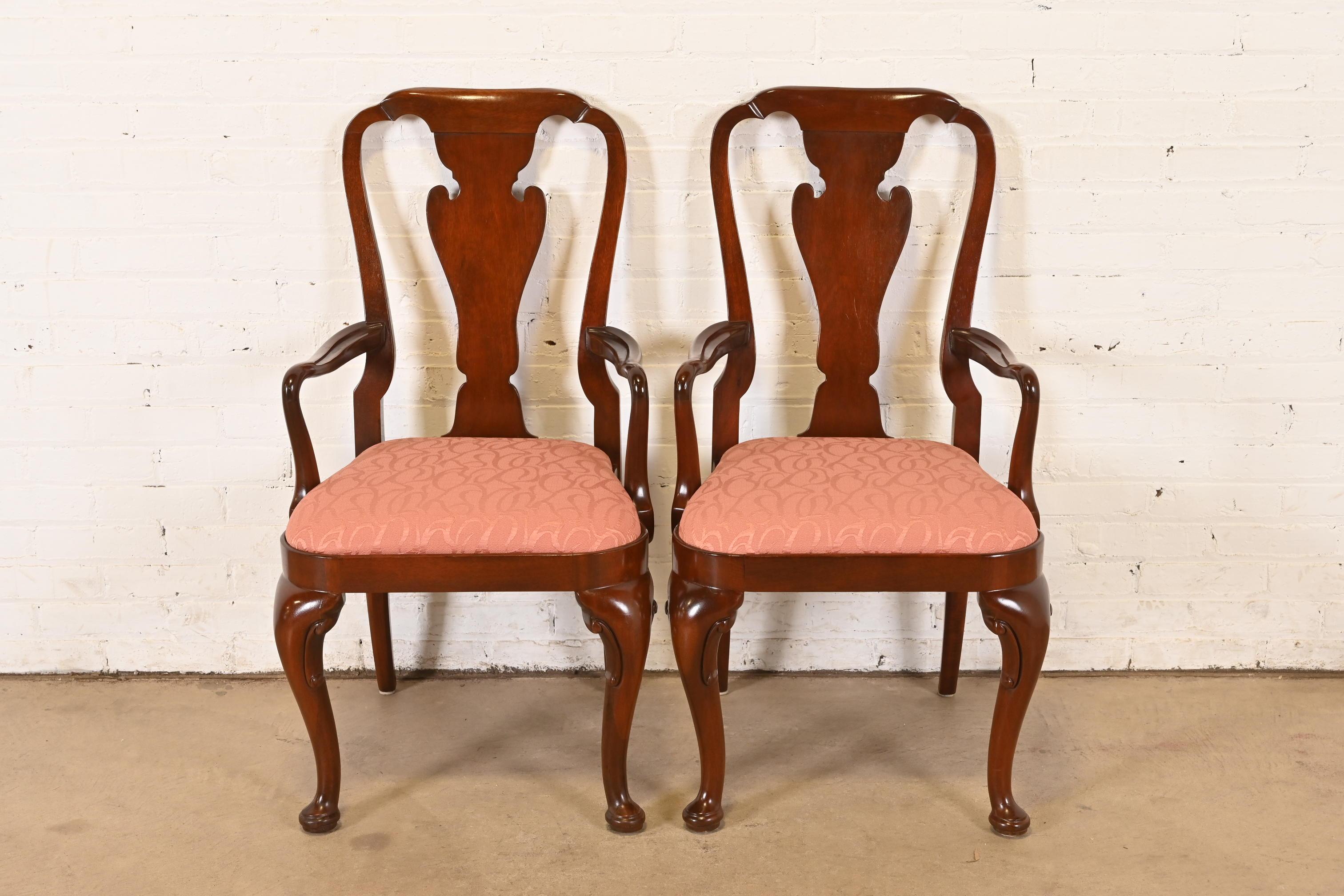 Américain Fauteuils ou chaises capitaines de salle à manger en acajou sculpté de Queen Anne Furniture en vente
