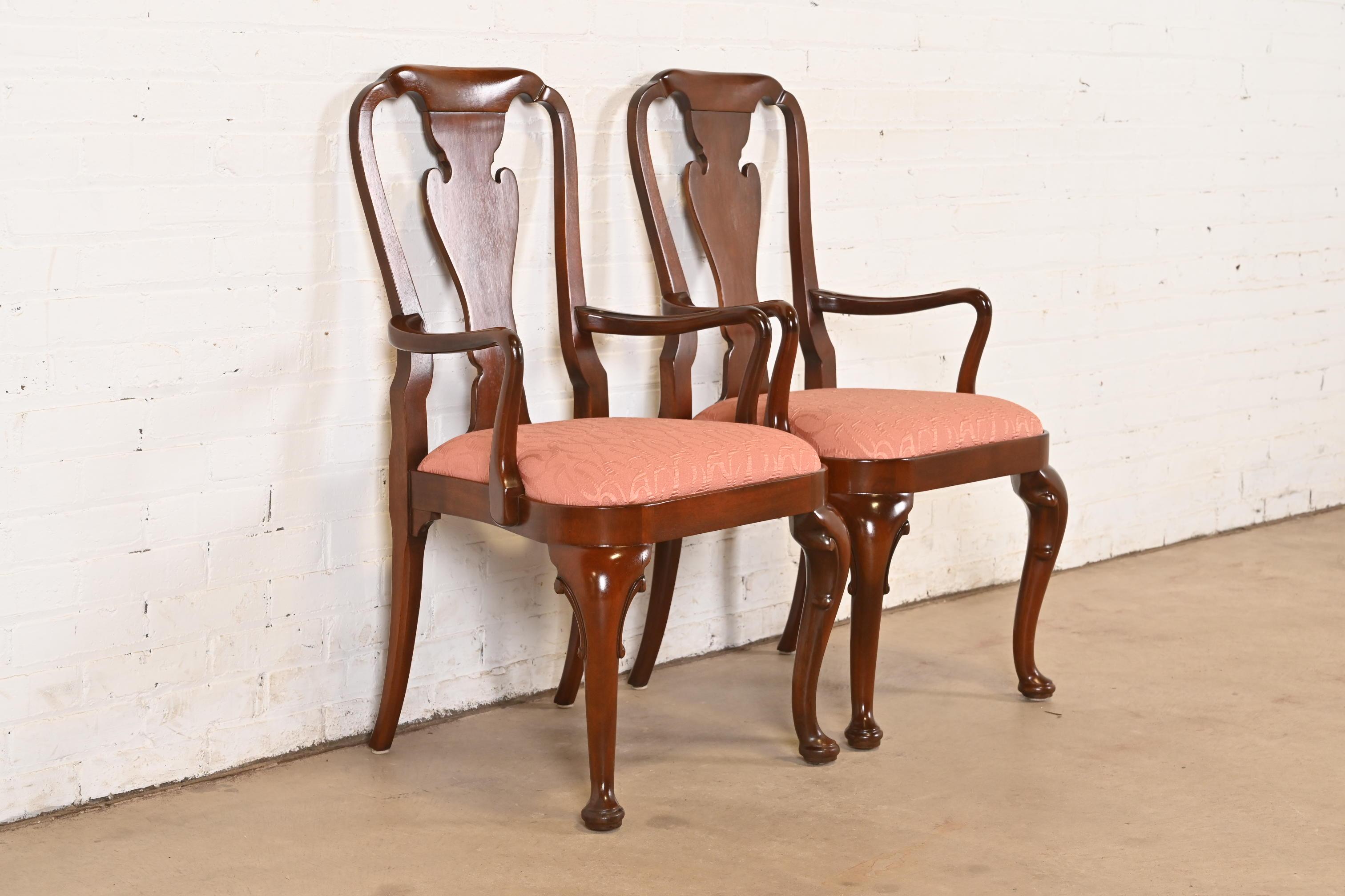 Fauteuils ou chaises capitaines de salle à manger en acajou sculpté de Queen Anne Furniture Bon état - En vente à South Bend, IN