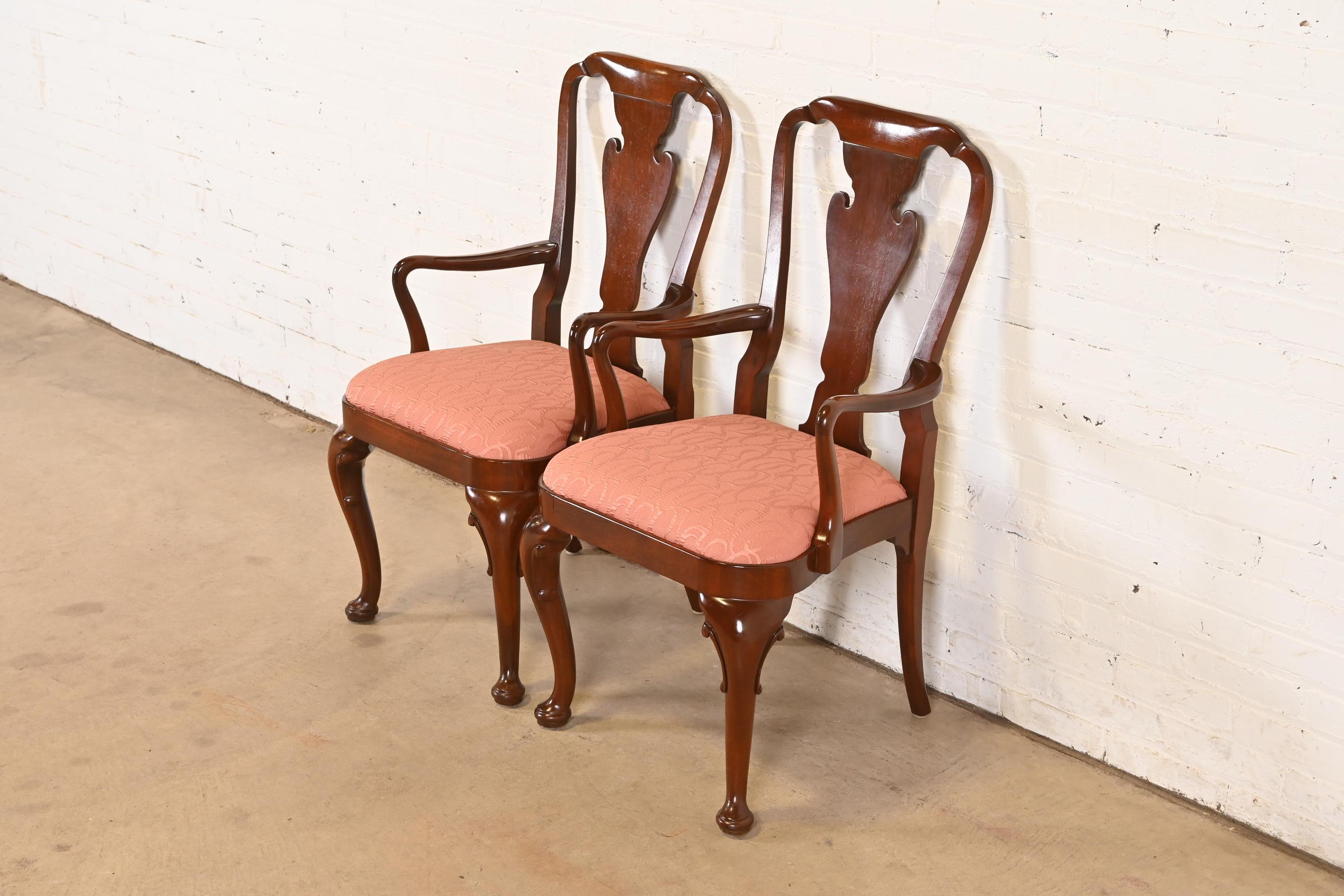 Fin du 20e siècle Fauteuils ou chaises capitaines de salle à manger en acajou sculpté de Queen Anne Furniture en vente