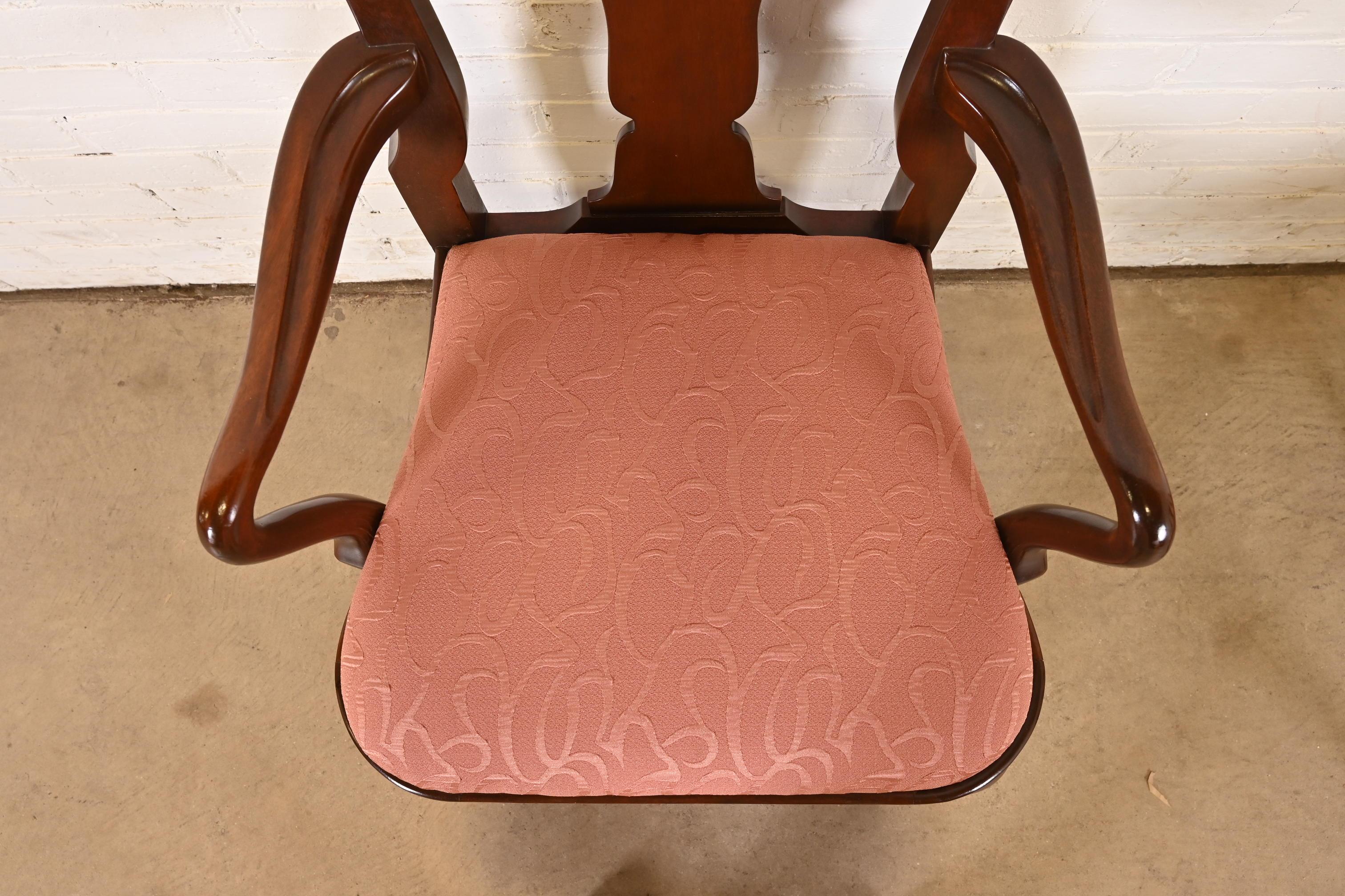 Tissu d'ameublement Fauteuils ou chaises capitaines de salle à manger en acajou sculpté de Queen Anne Furniture en vente