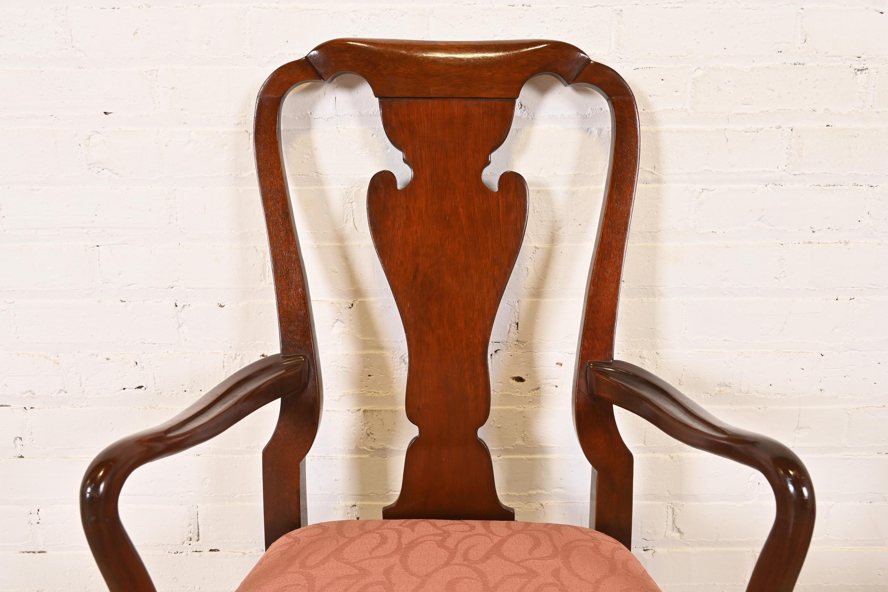 Fauteuils ou chaises capitaines de salle à manger en acajou sculpté de Queen Anne Furniture en vente 1