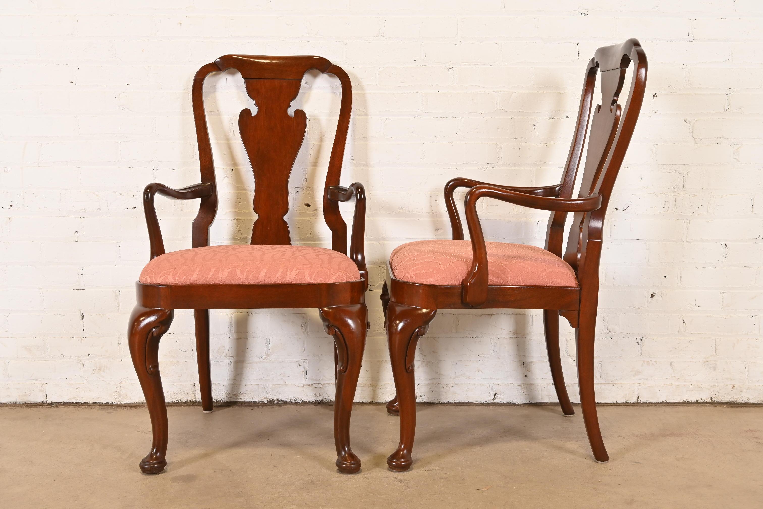 Fauteuils ou chaises capitaines de salle à manger en acajou sculpté de Queen Anne Furniture en vente 2