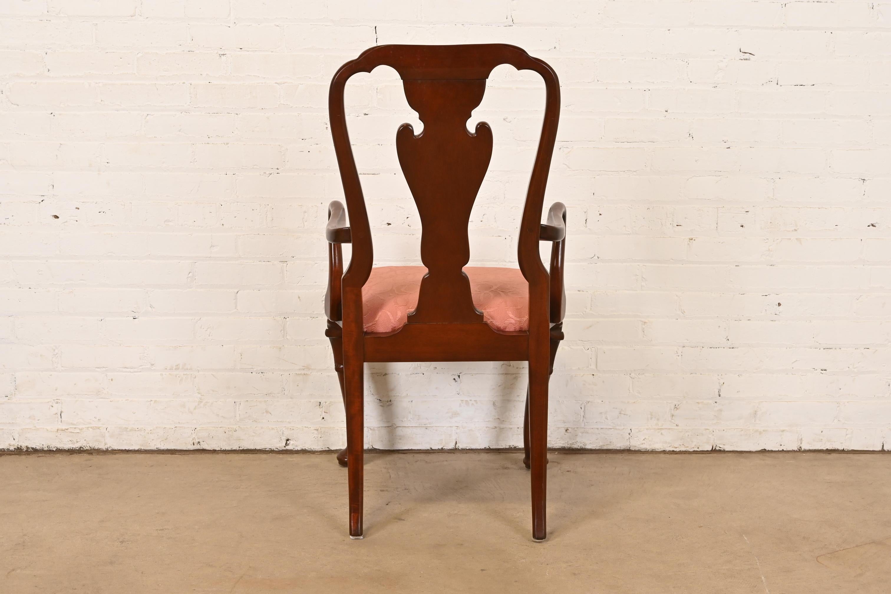 Fauteuils ou chaises capitaines de salle à manger en acajou sculpté de Queen Anne Furniture en vente 3