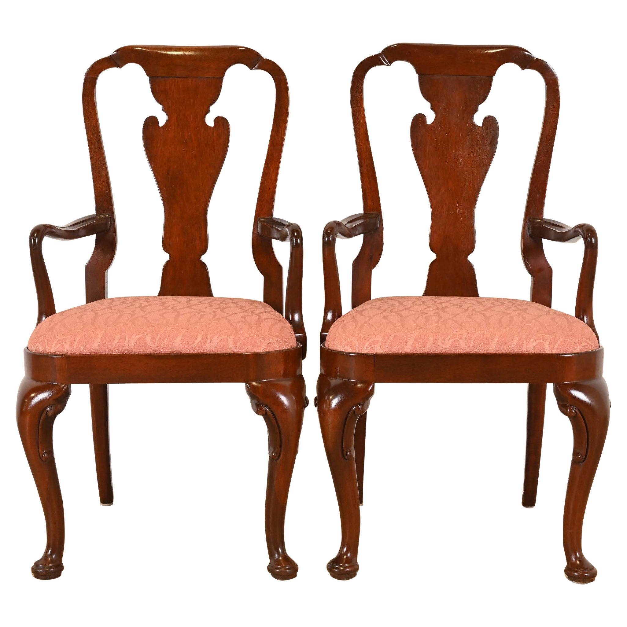 Fauteuils ou chaises capitaines de salle à manger en acajou sculpté de Queen Anne Furniture en vente