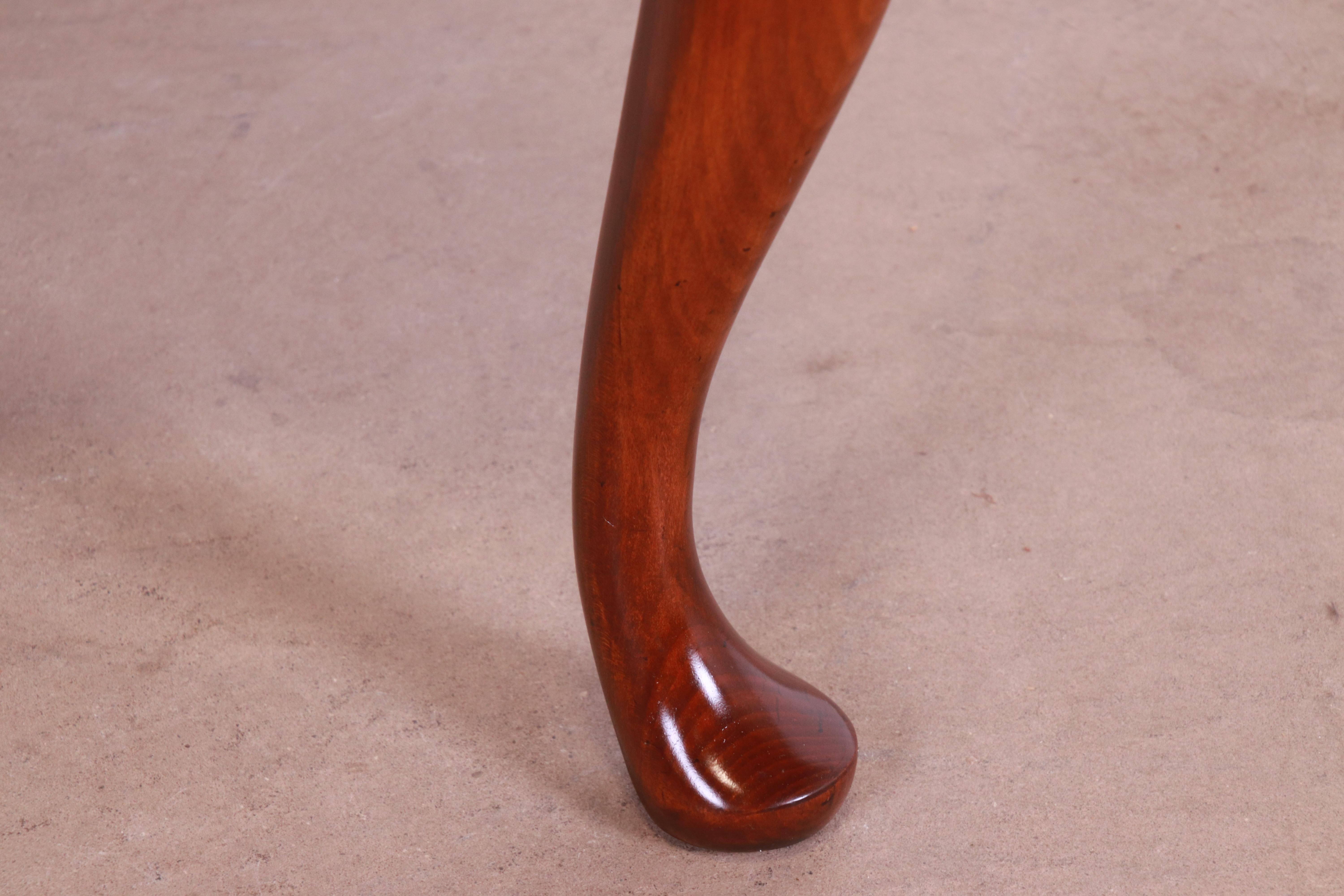 Juego de seis sillas de comedor de caoba tallada Queen Anne de Baker Furniture en venta 2