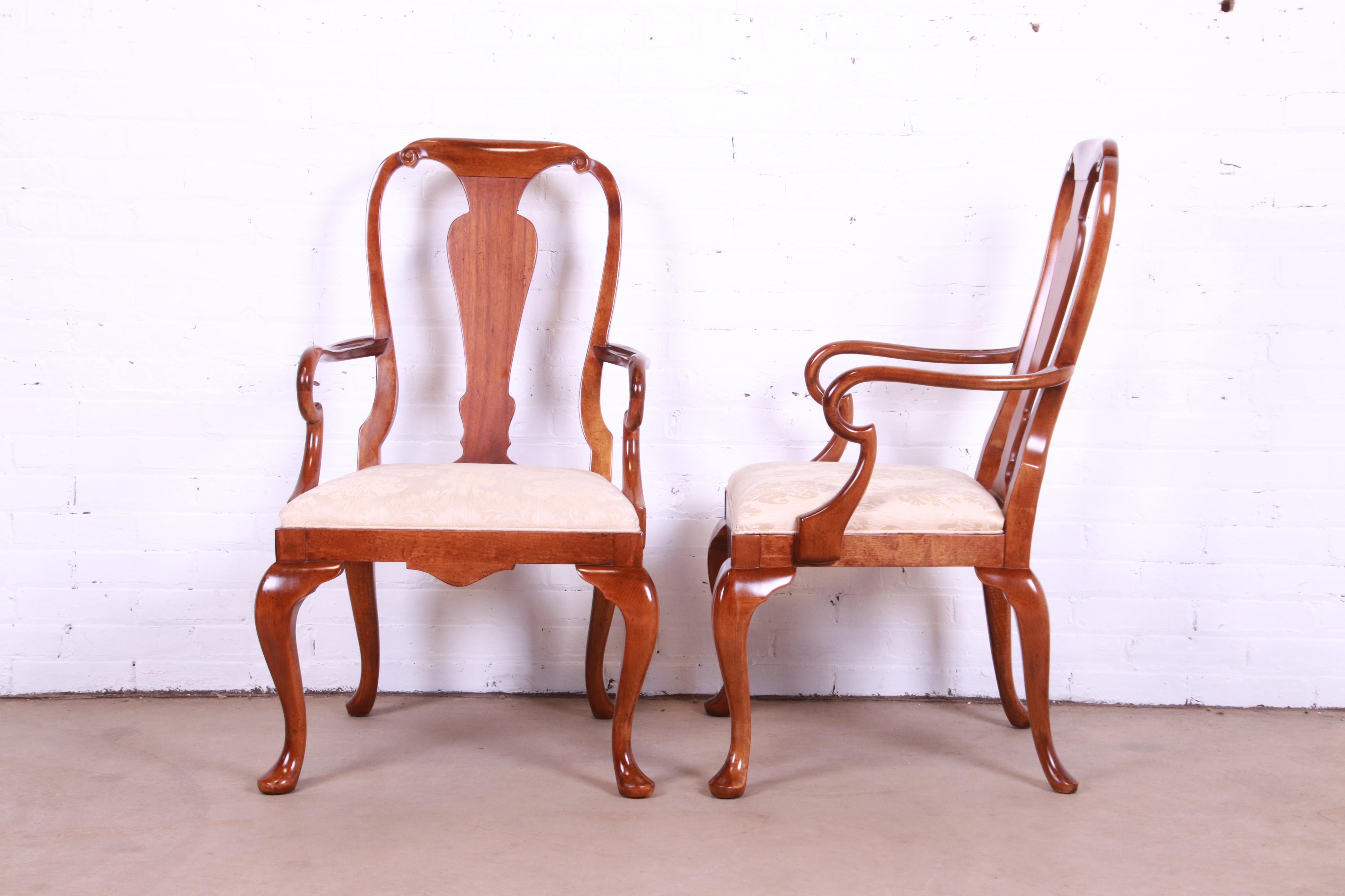 Juego de seis sillas de comedor de caoba tallada Queen Anne de Baker Furniture en venta 5