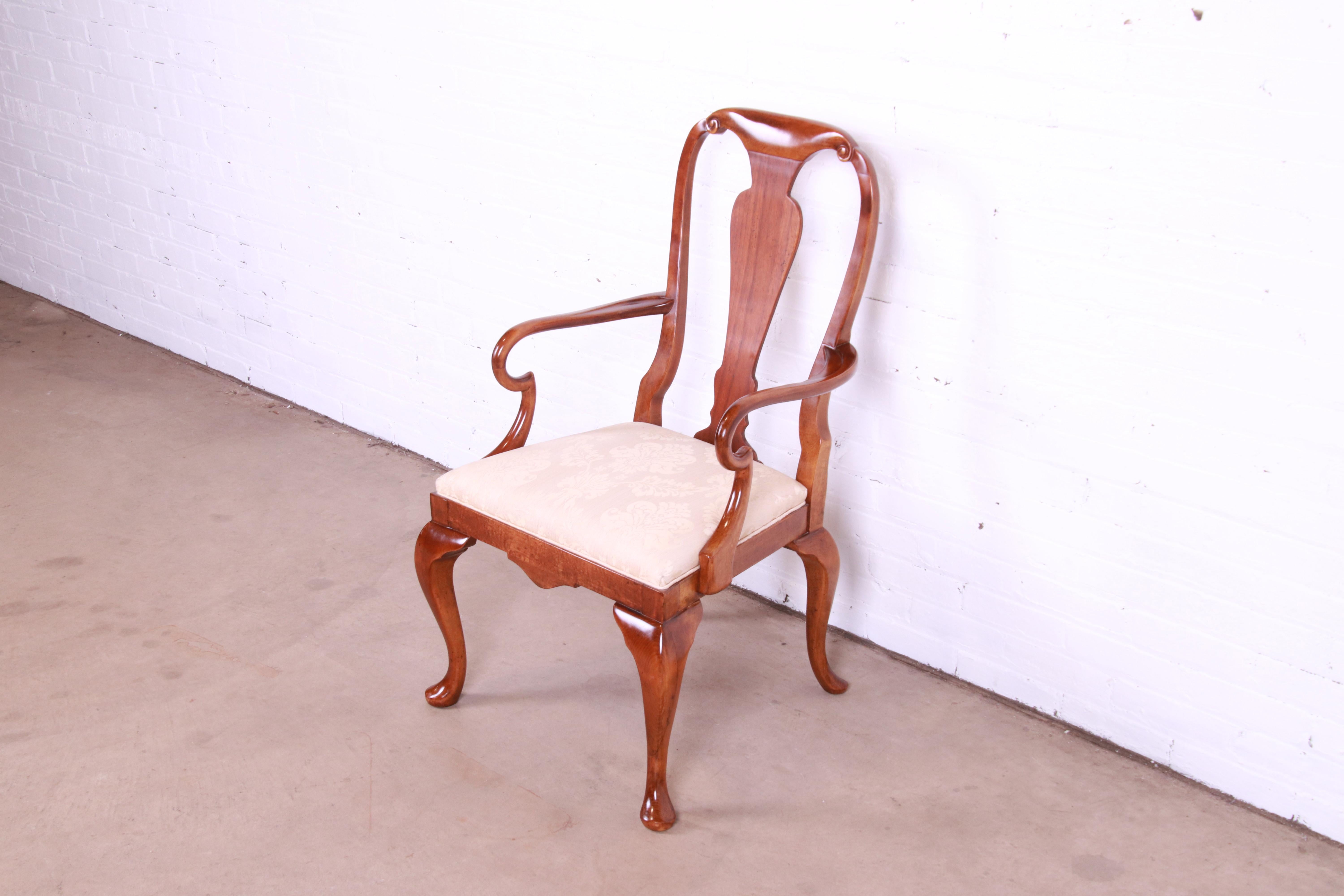Juego de seis sillas de comedor de caoba tallada Queen Anne de Baker Furniture en venta 7