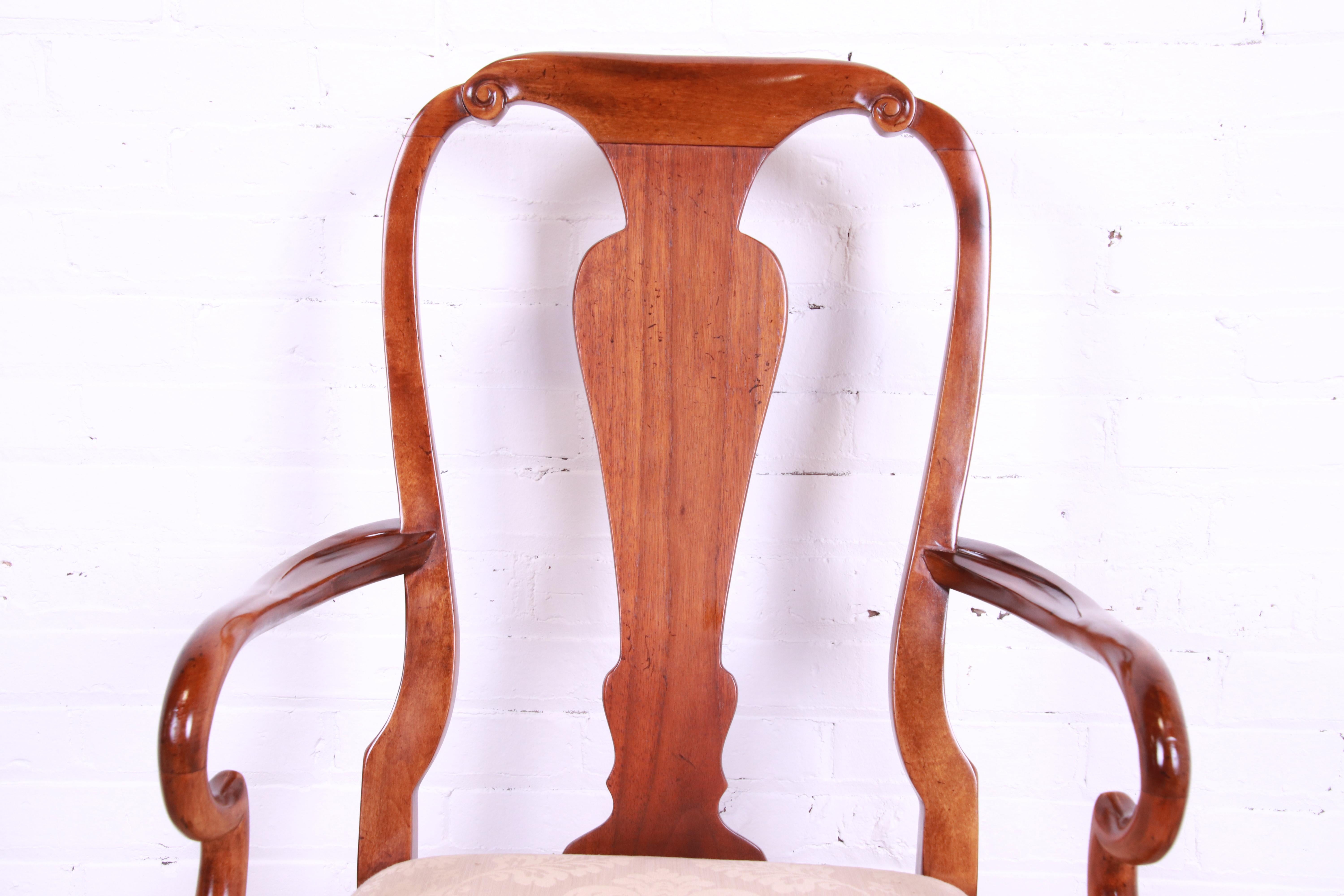 Baker Furniture Queen Anne ensemble de six chaises de salle à manger en acajou sculpté en vente 10