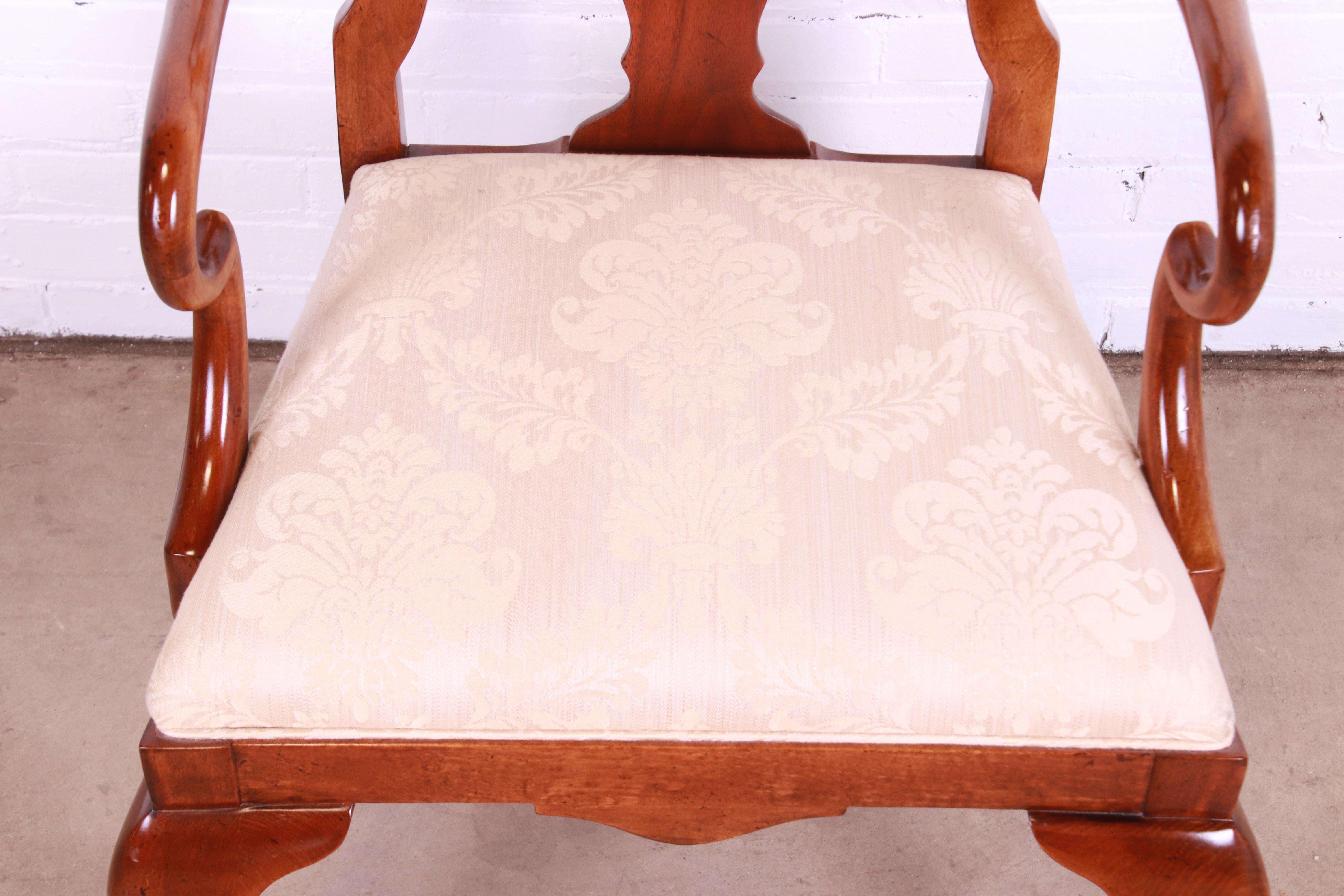 Juego de seis sillas de comedor de caoba tallada Queen Anne de Baker Furniture en venta 9