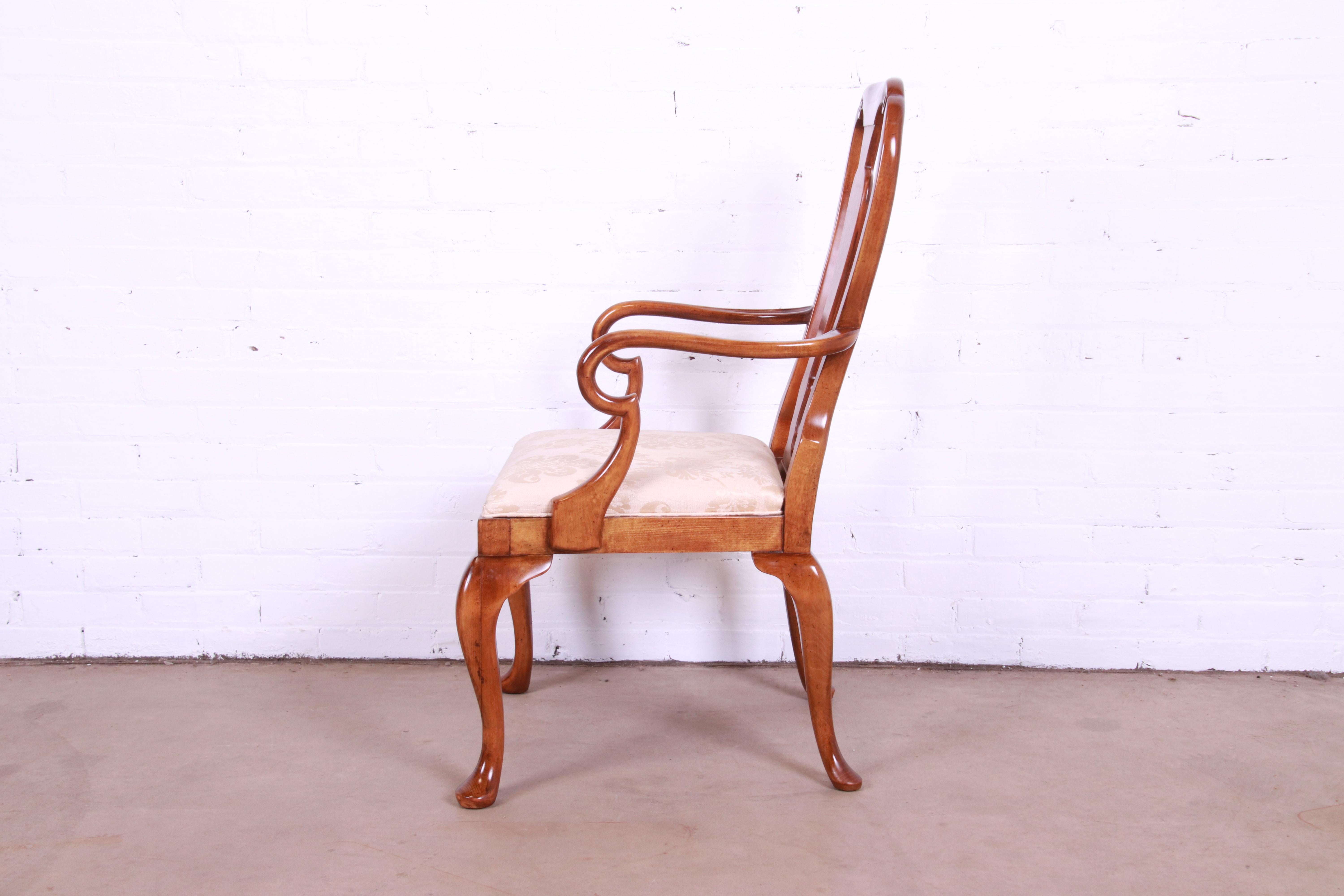 Juego de seis sillas de comedor de caoba tallada Queen Anne de Baker Furniture en venta 10