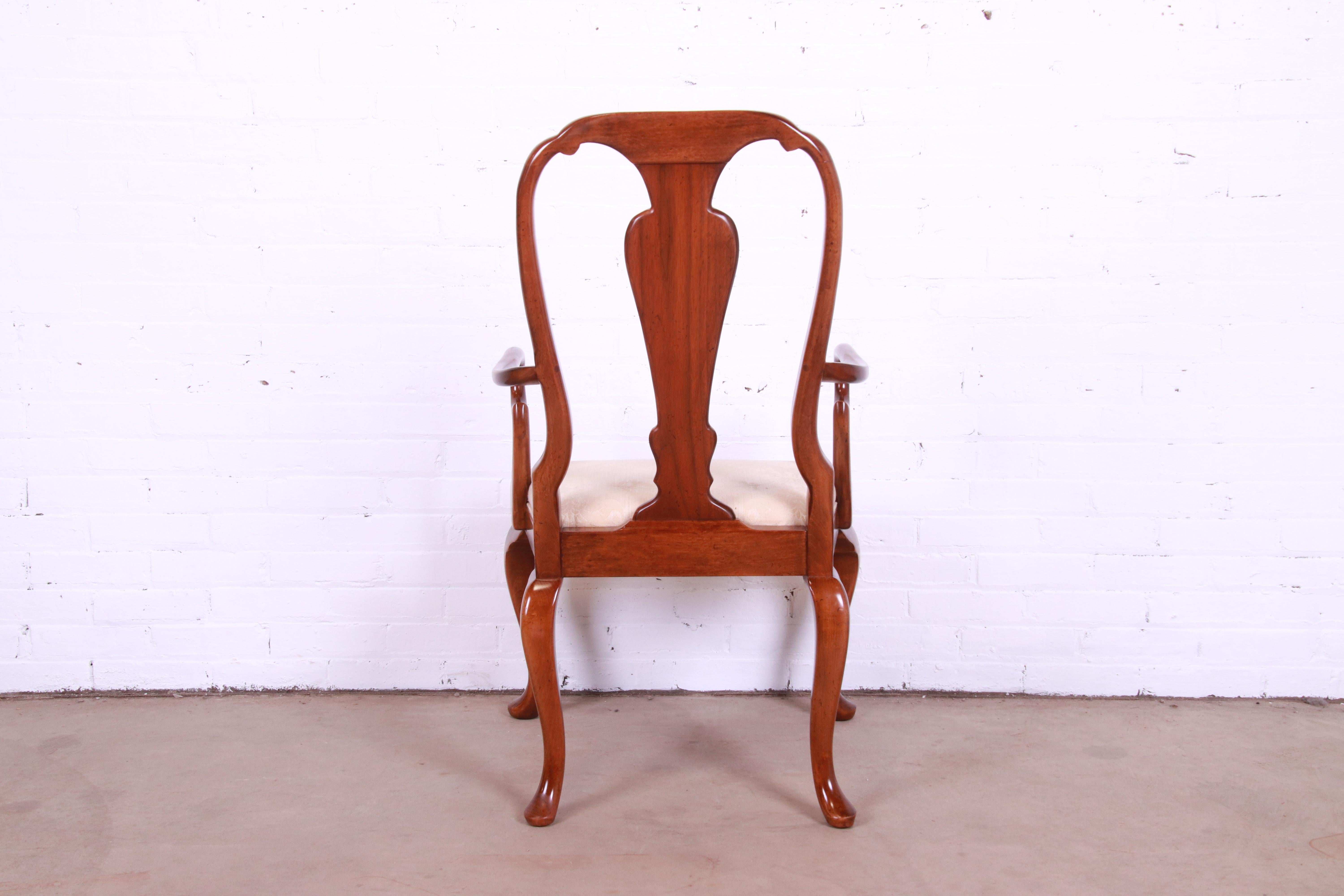 Baker Furniture Queen Anne ensemble de six chaises de salle à manger en acajou sculpté en vente 13
