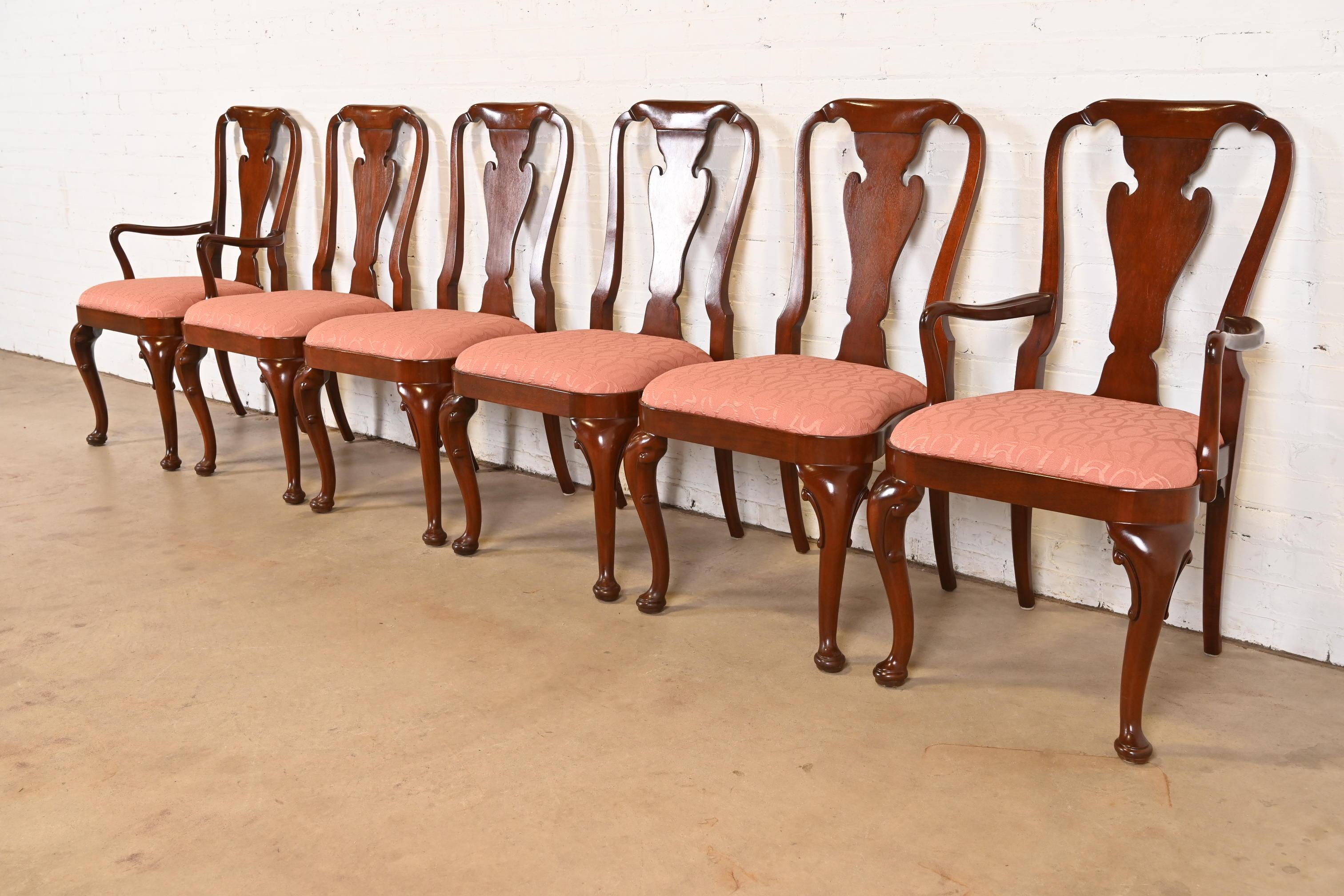 Ein prächtiger Satz von sechs Esszimmerstühlen im Queen-Anne- oder georgianischen Stil

Von Baker Furniture

USA, ca. 1980er Jahre

Massive geschnitzte Mahagonirahmen mit gepolsterten Sitzen.

Maßnahmen: 
Seitenstühle: 21 