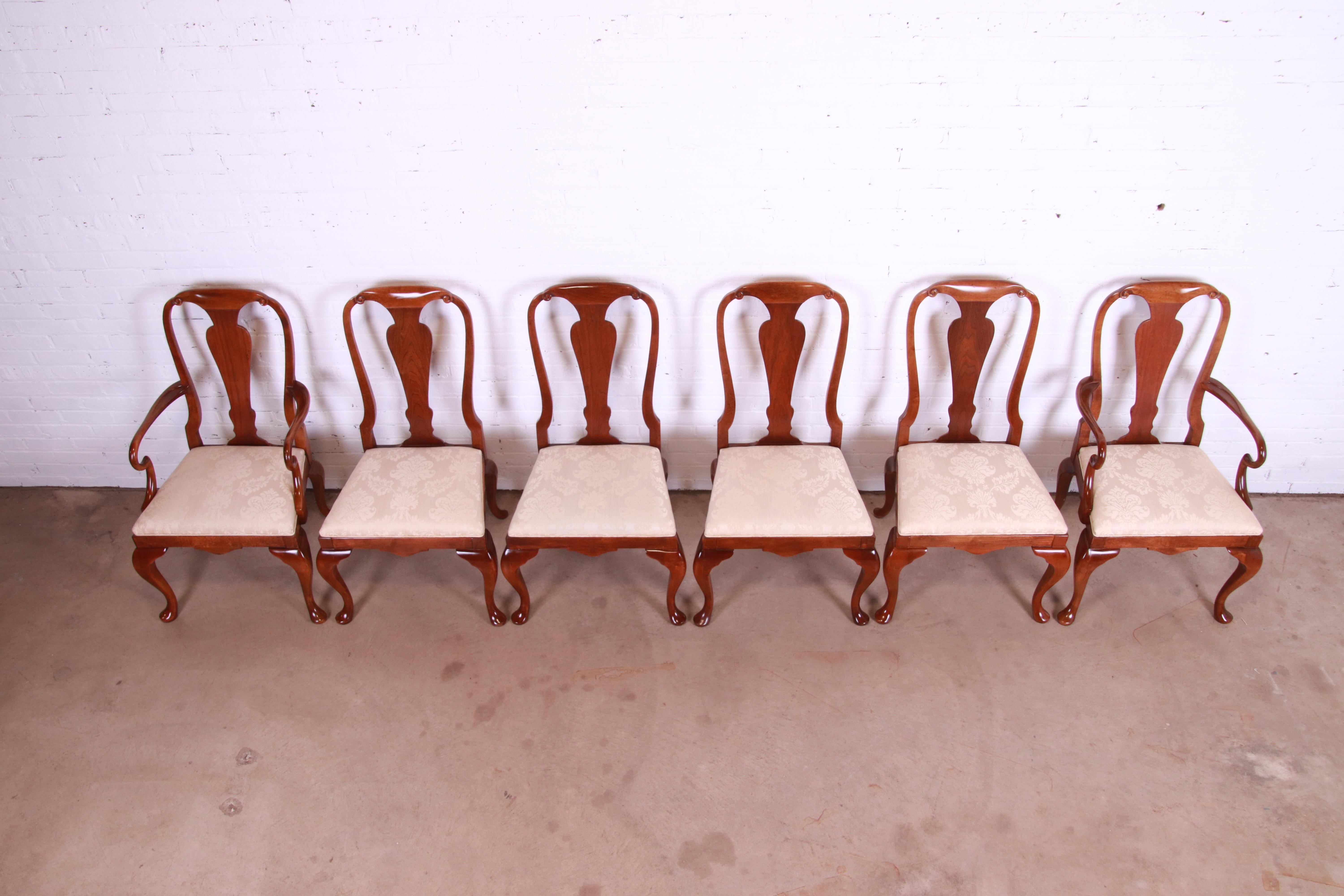 Juego de seis sillas de comedor de caoba tallada Queen Anne de Baker Furniture Estadounidense en venta