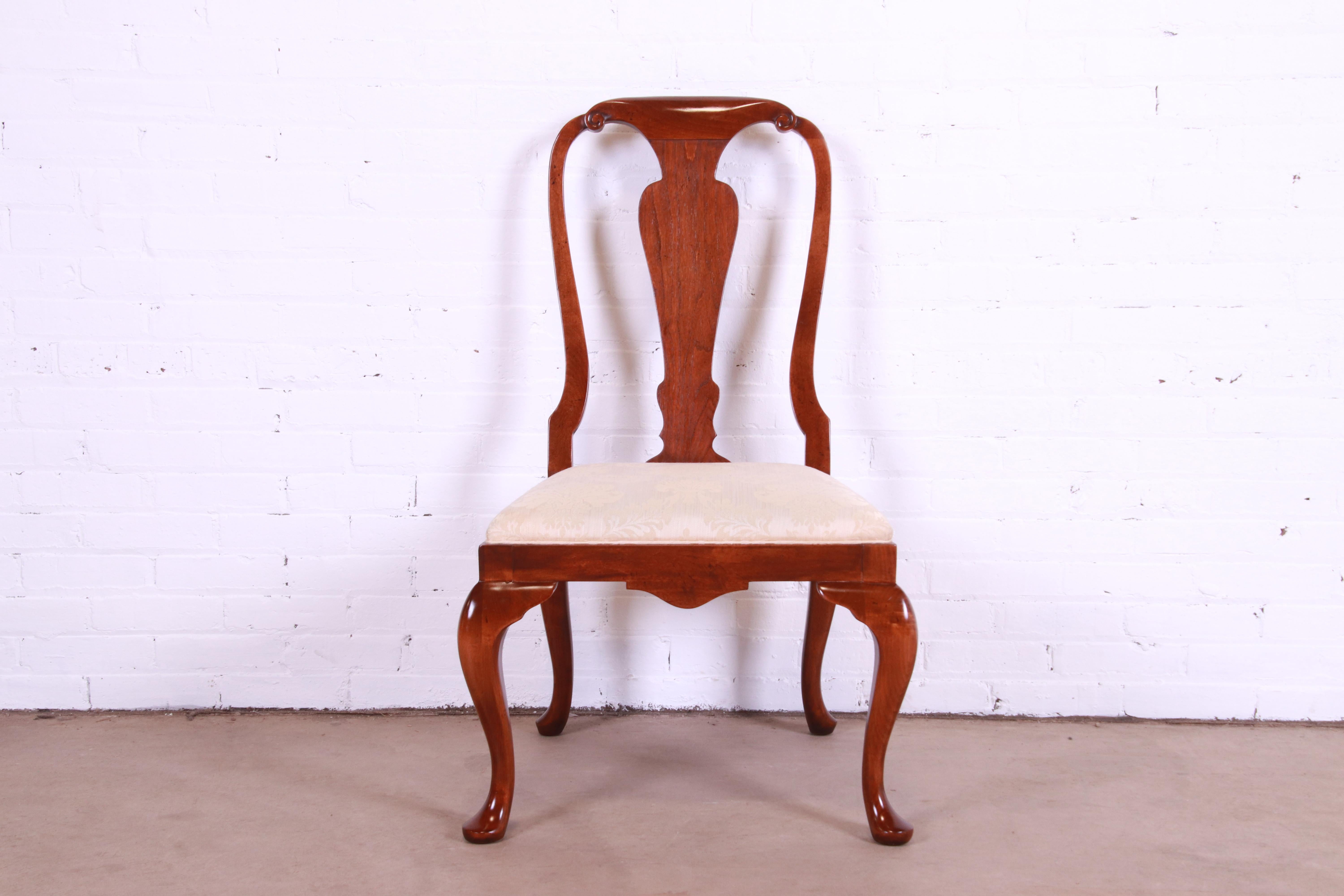 Baker Furniture Queen Anne ensemble de six chaises de salle à manger en acajou sculpté en vente 1