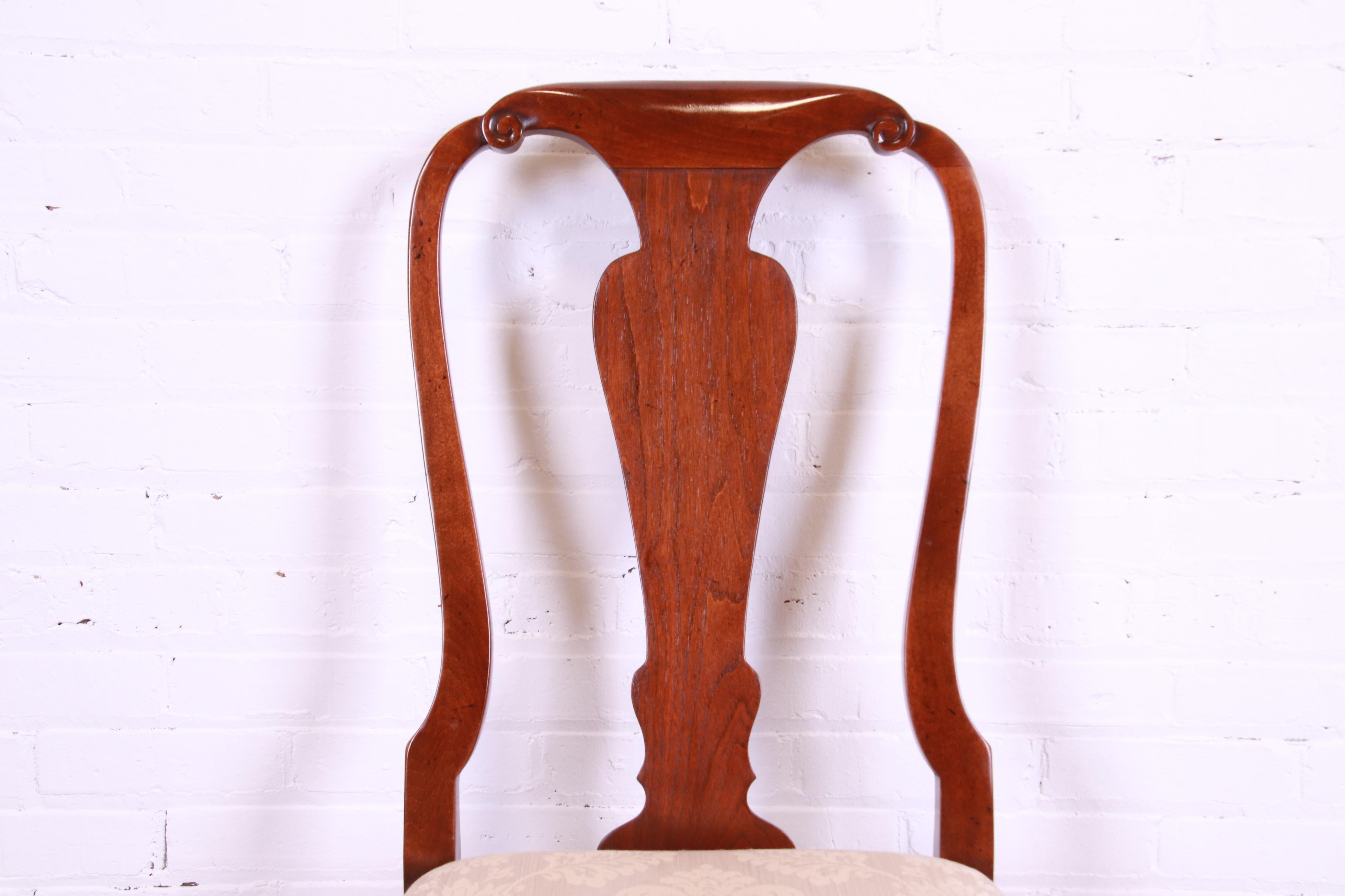 Juego de seis sillas de comedor de caoba tallada Queen Anne de Baker Furniture Tapicería en venta