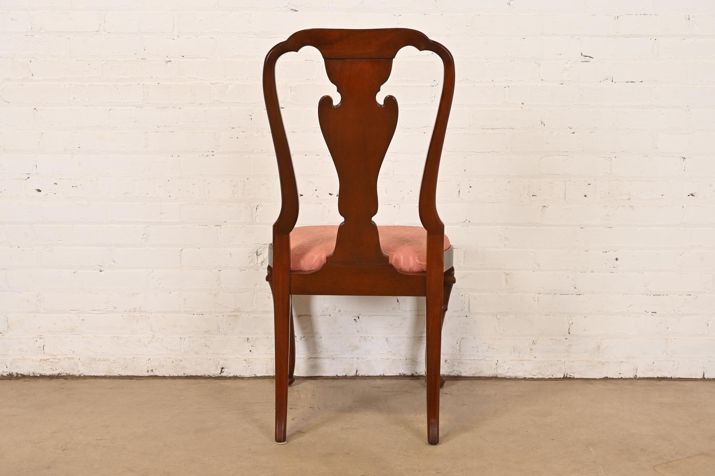 Paire de chaises d'appoint ou de chaises de salle à manger en acajou sculpté de Baker Furniture Queen Anne en vente 4