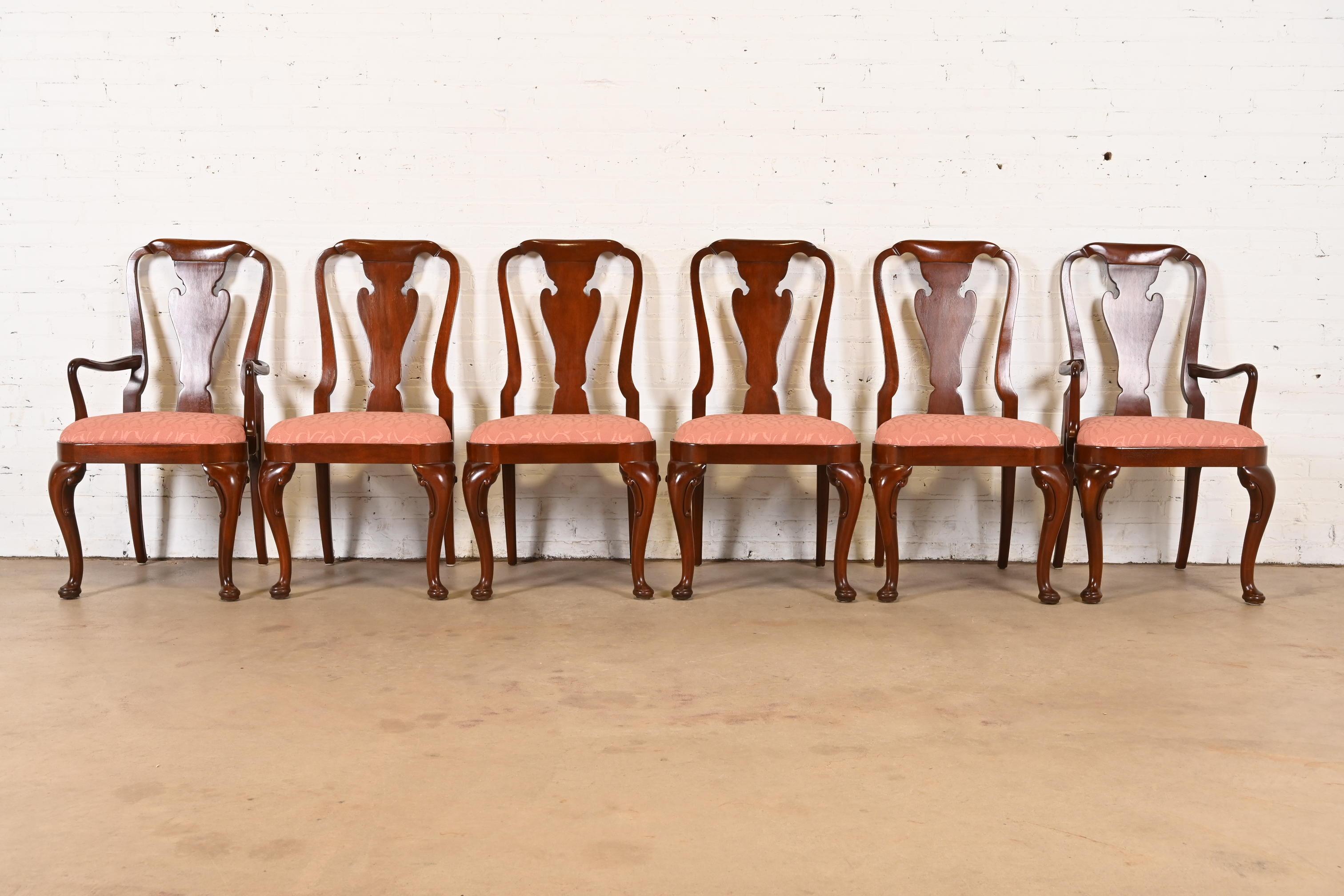 Paire de chaises d'appoint ou de chaises de salle à manger en acajou sculpté de Baker Furniture Queen Anne en vente 6