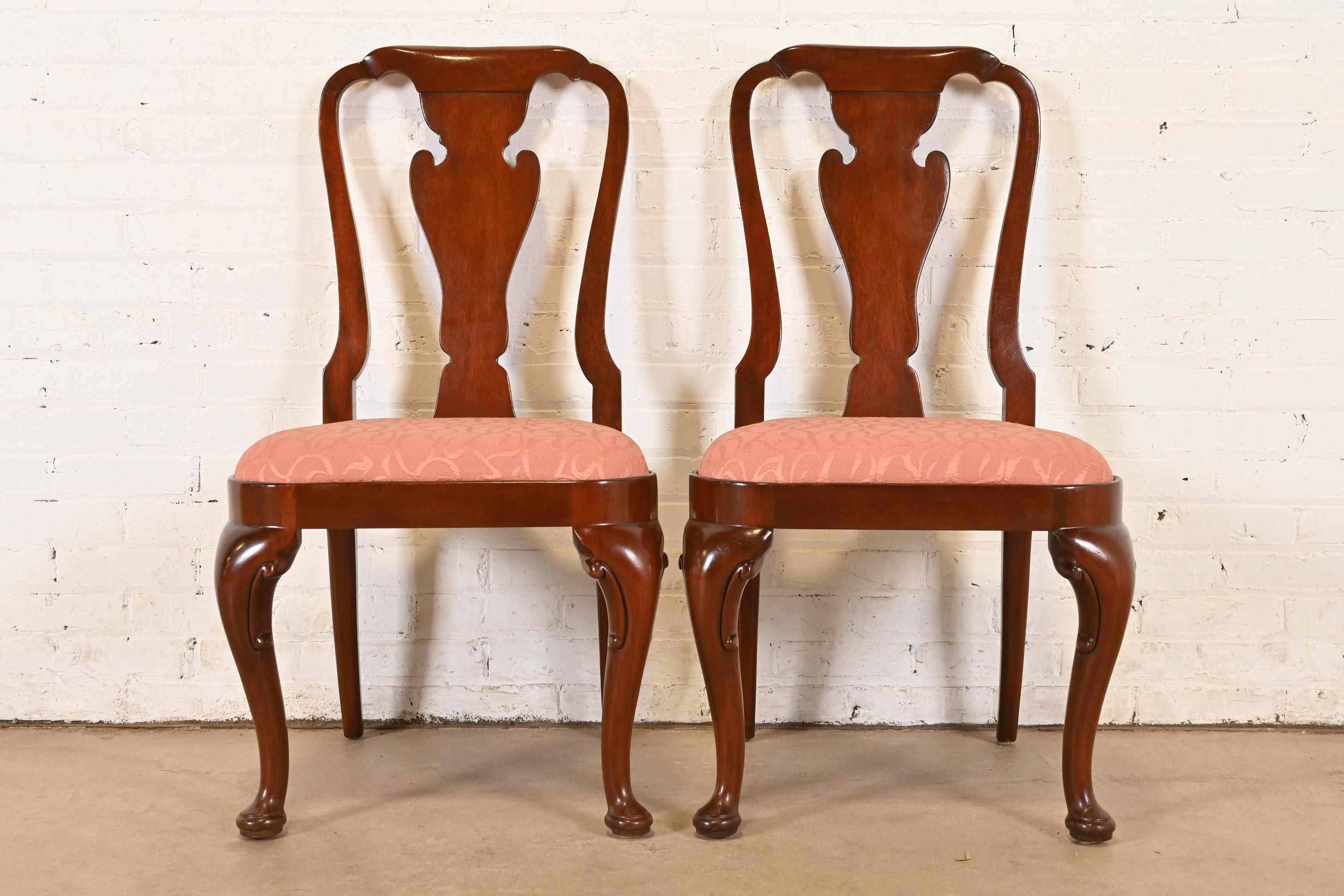 Une magnifique paire de chaises d'appoint ou de chaises de salle à manger de style Queen Anne ou Georgien

Par Baker Furniture

USA, Circa 1980

Cadres en acajou massif sculpté, avec sièges rembourrés.

Dimensions : 21 
