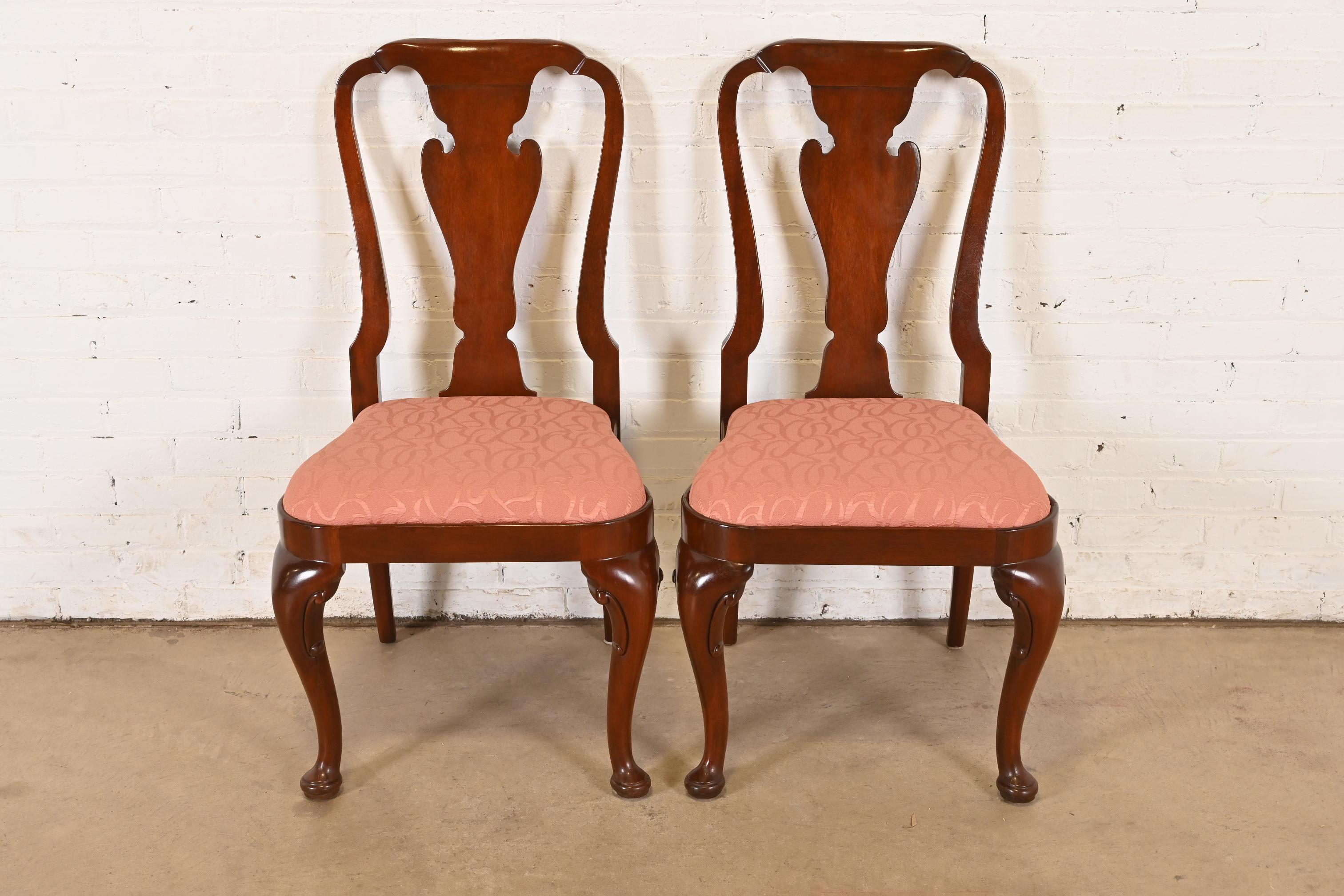 Américain Paire de chaises d'appoint ou de chaises de salle à manger en acajou sculpté de Baker Furniture Queen Anne en vente