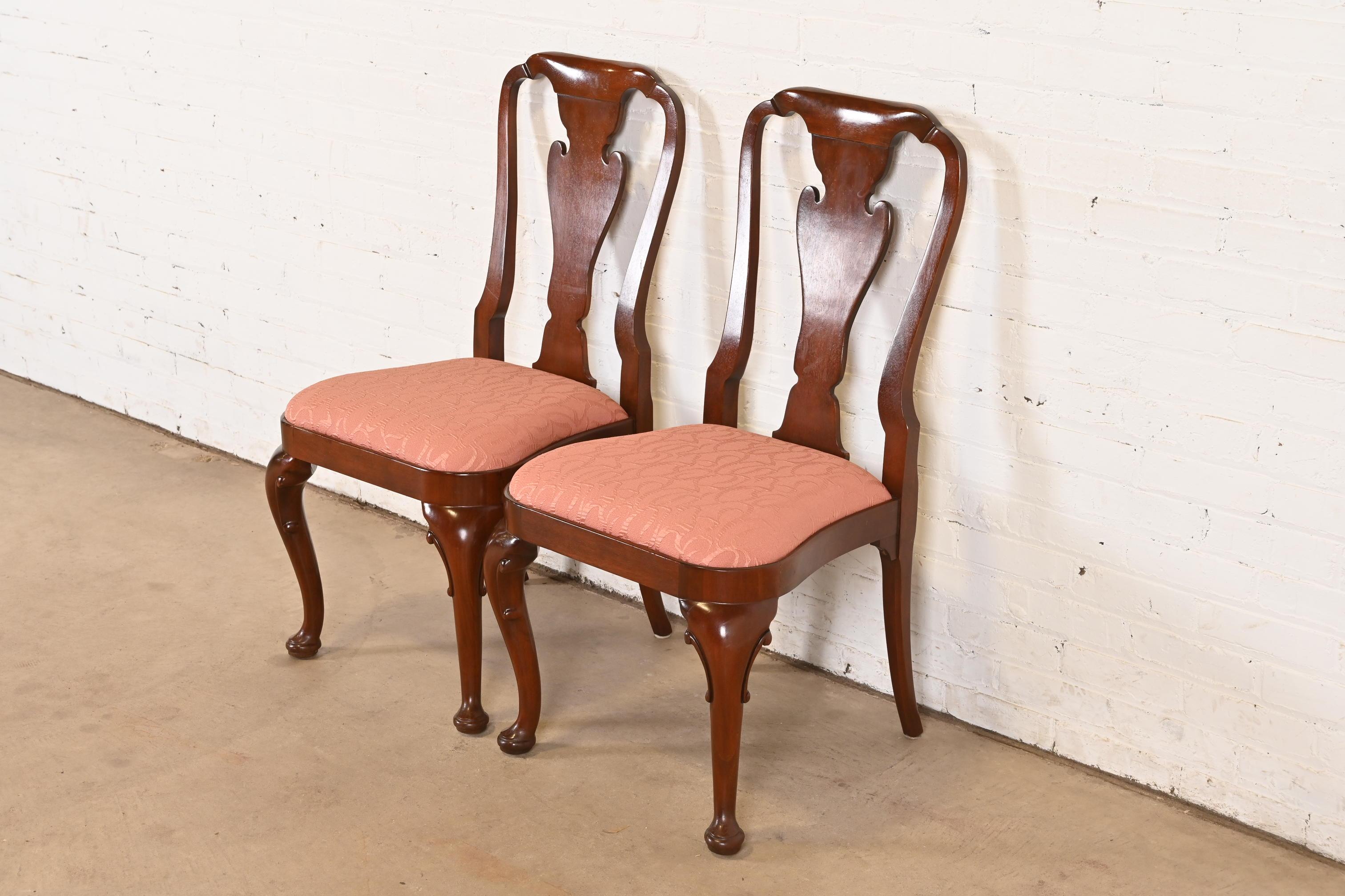 Fin du 20e siècle Paire de chaises d'appoint ou de chaises de salle à manger en acajou sculpté de Baker Furniture Queen Anne en vente