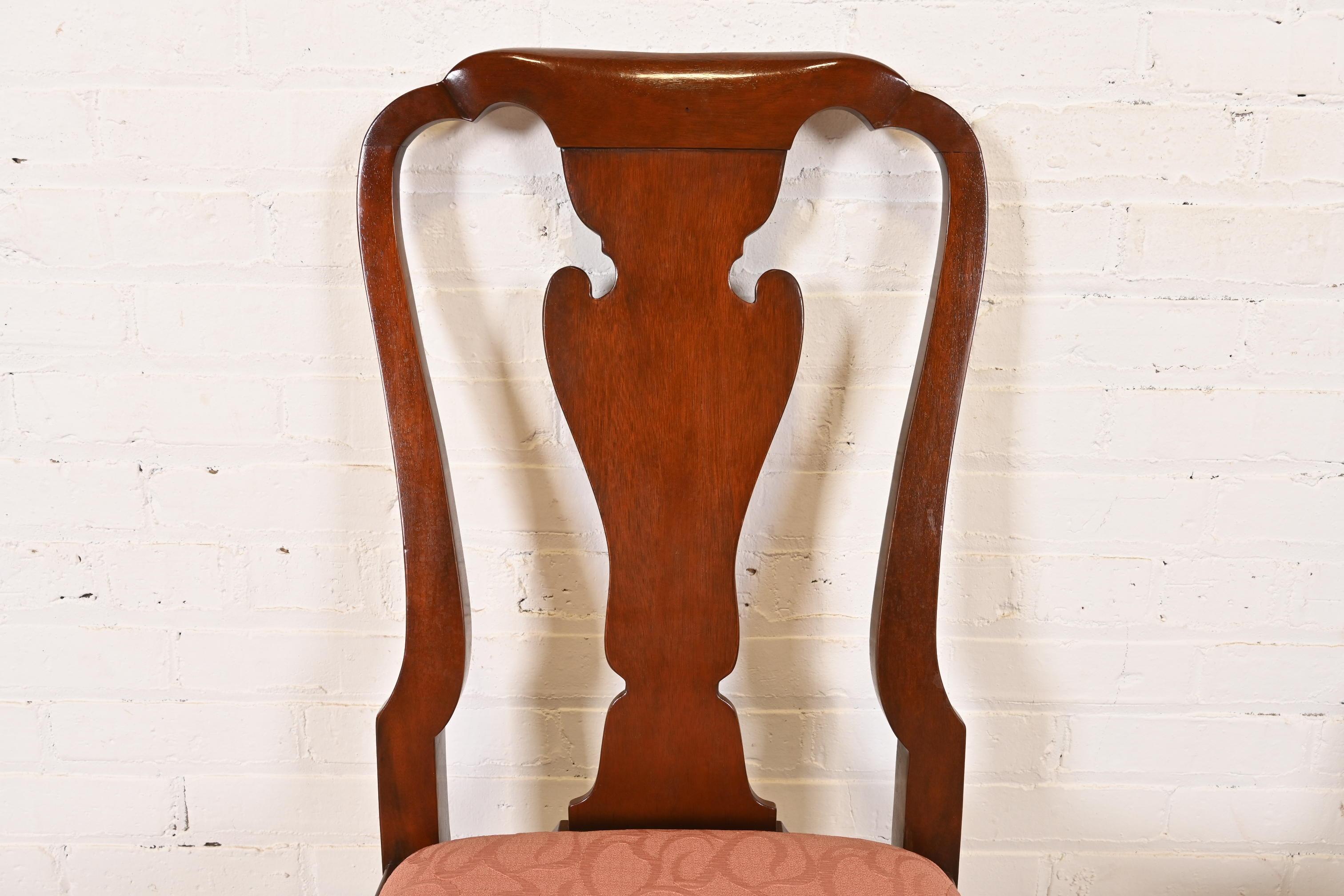 Tissu d'ameublement Paire de chaises d'appoint ou de chaises de salle à manger en acajou sculpté de Baker Furniture Queen Anne en vente