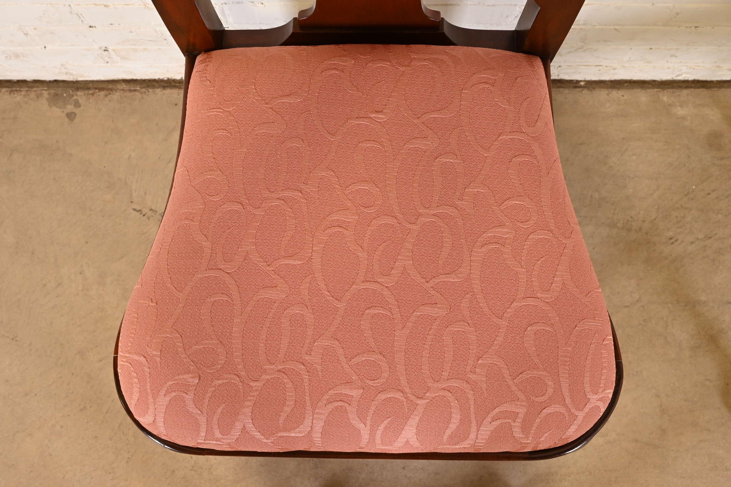 Paire de chaises d'appoint ou de chaises de salle à manger en acajou sculpté de Baker Furniture Queen Anne en vente 1