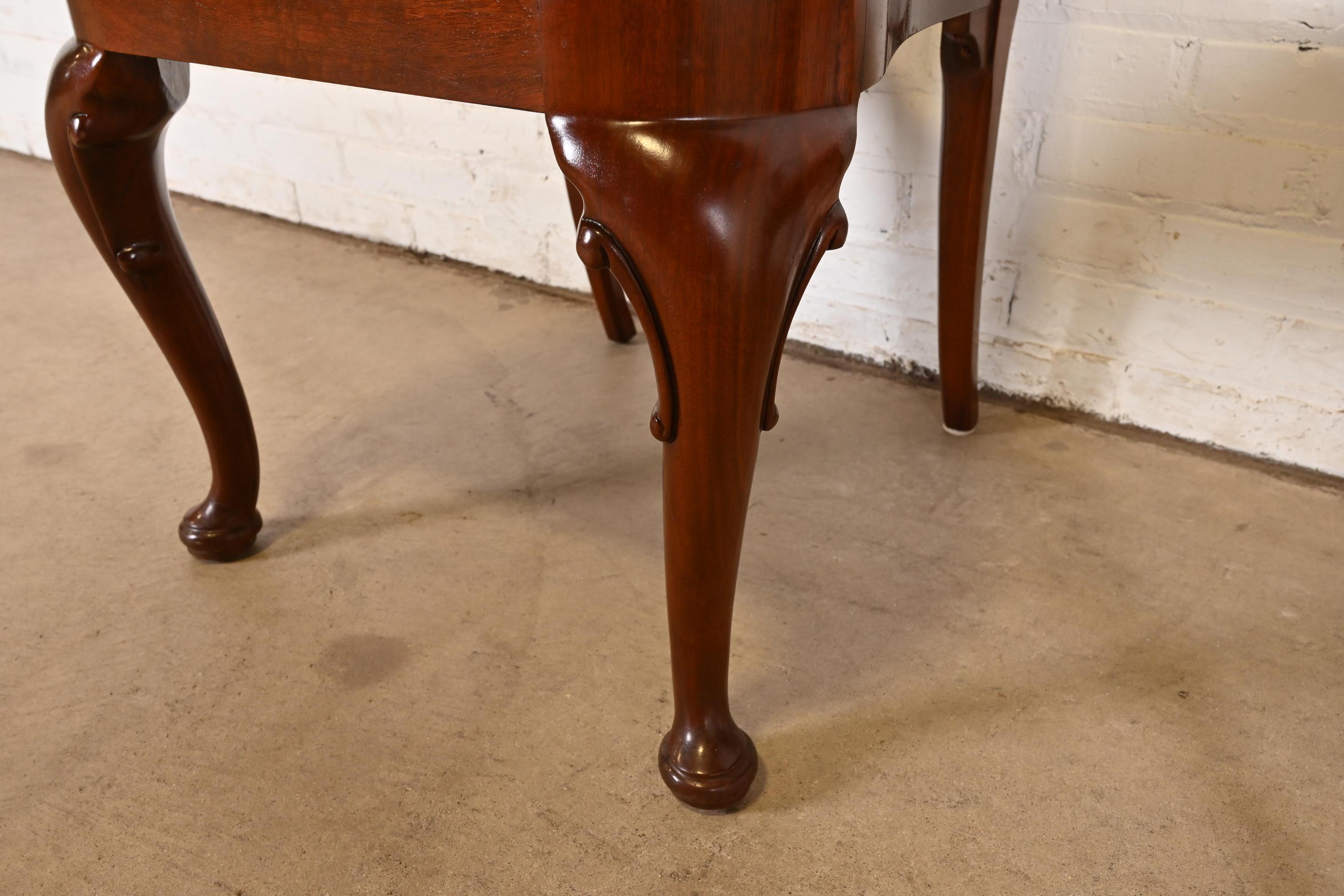 Paire de chaises d'appoint ou de chaises de salle à manger en acajou sculpté de Baker Furniture Queen Anne en vente 2