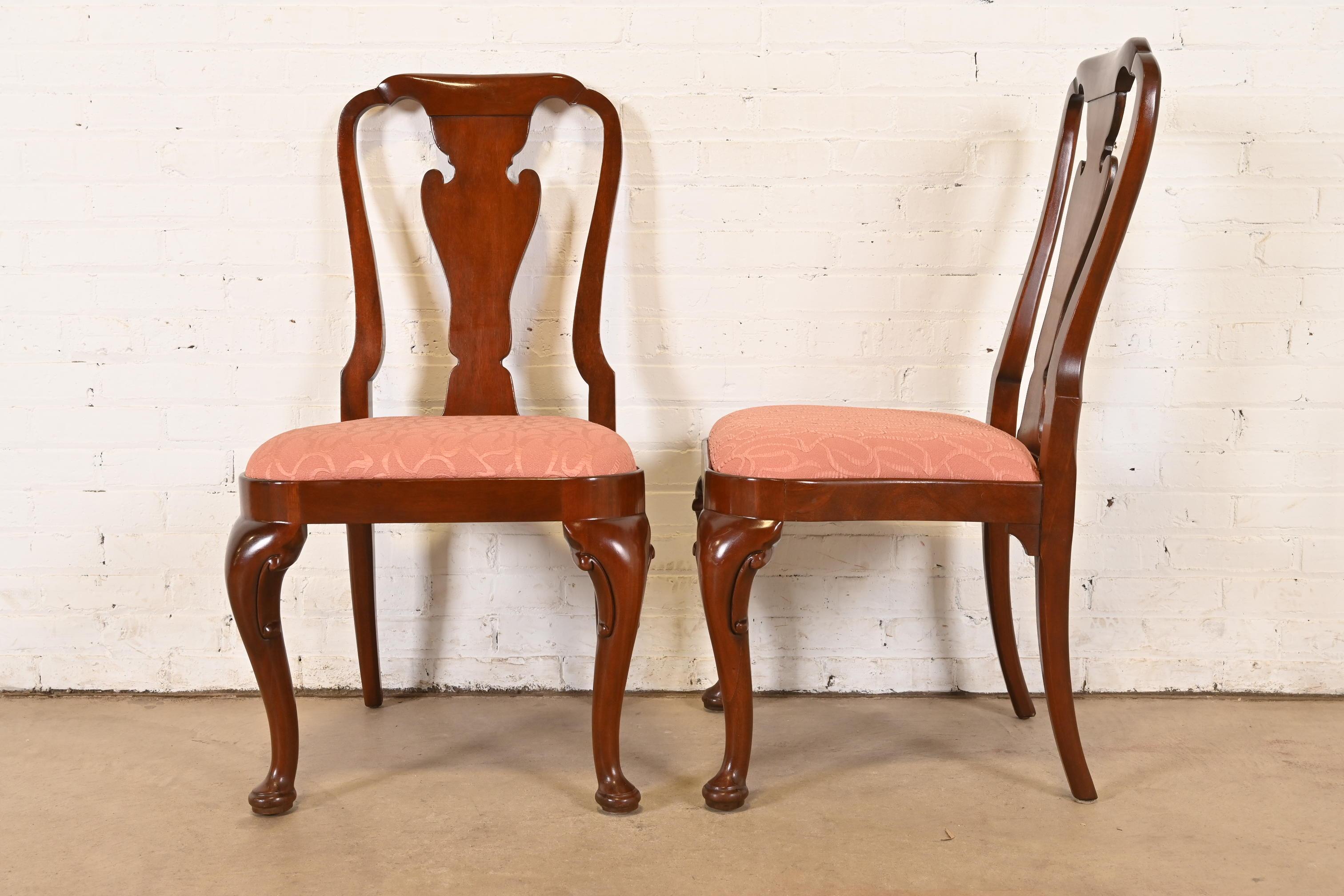 Paire de chaises d'appoint ou de chaises de salle à manger en acajou sculpté de Baker Furniture Queen Anne en vente 3