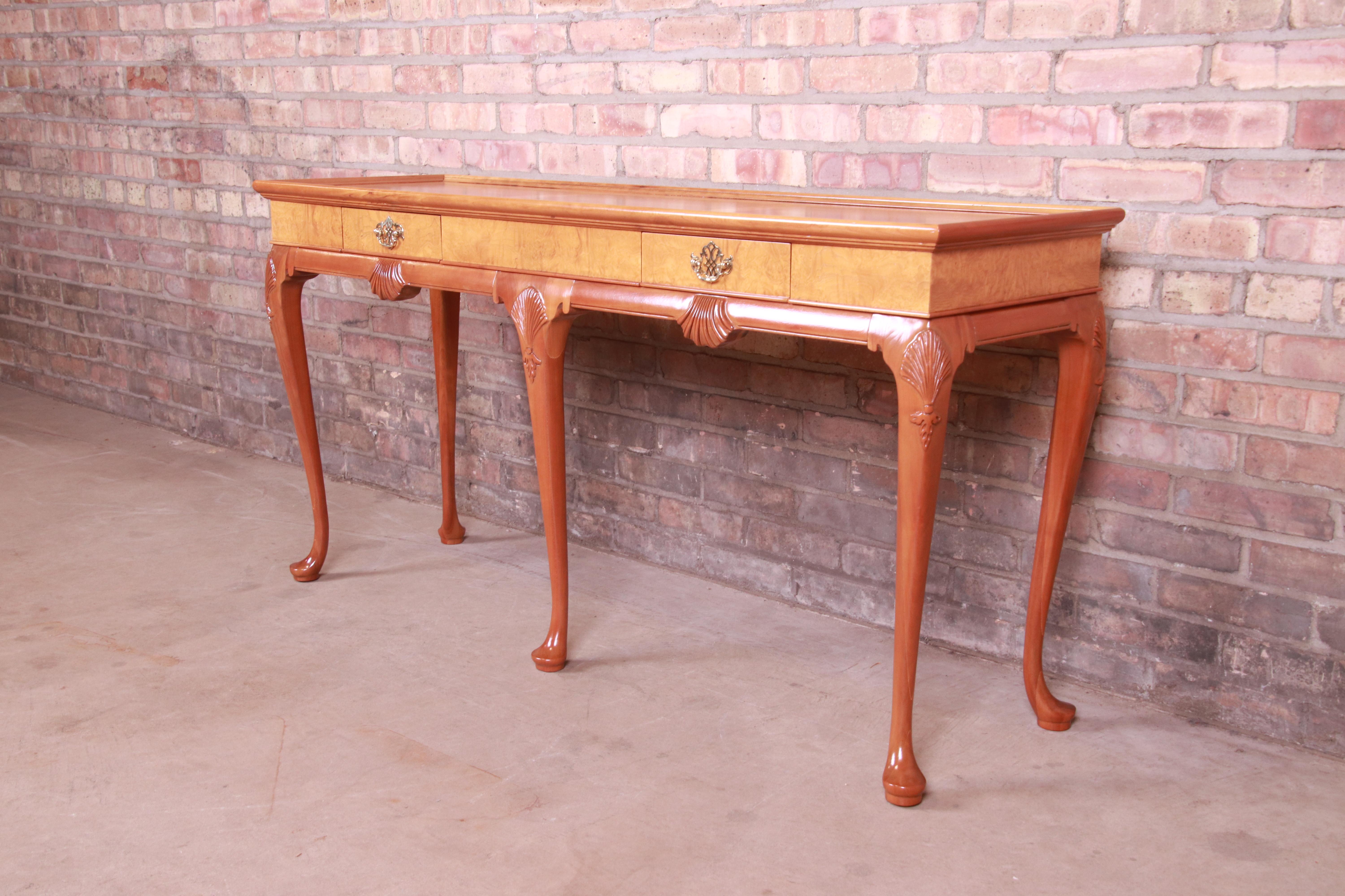 Baker Furniture Queen Anne-Konsolentisch aus Kirschbaumholz und Wurzelholz, neu lackiert im Zustand „Gut“ im Angebot in South Bend, IN