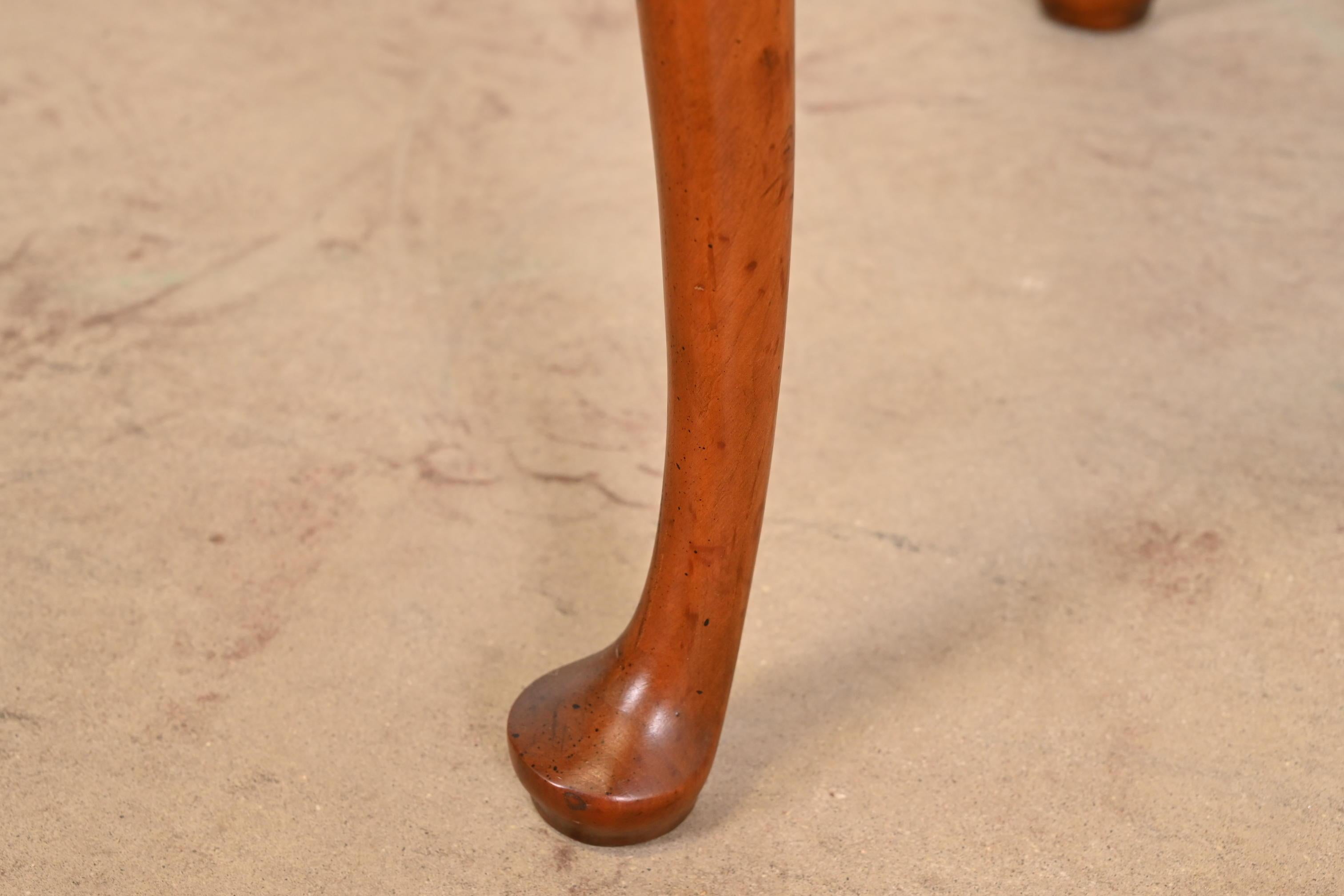 Baker Furniture Queen Anne-Teetisch aus Kirschbaum und Wurzelholz, ca. 1960er Jahre im Angebot 5