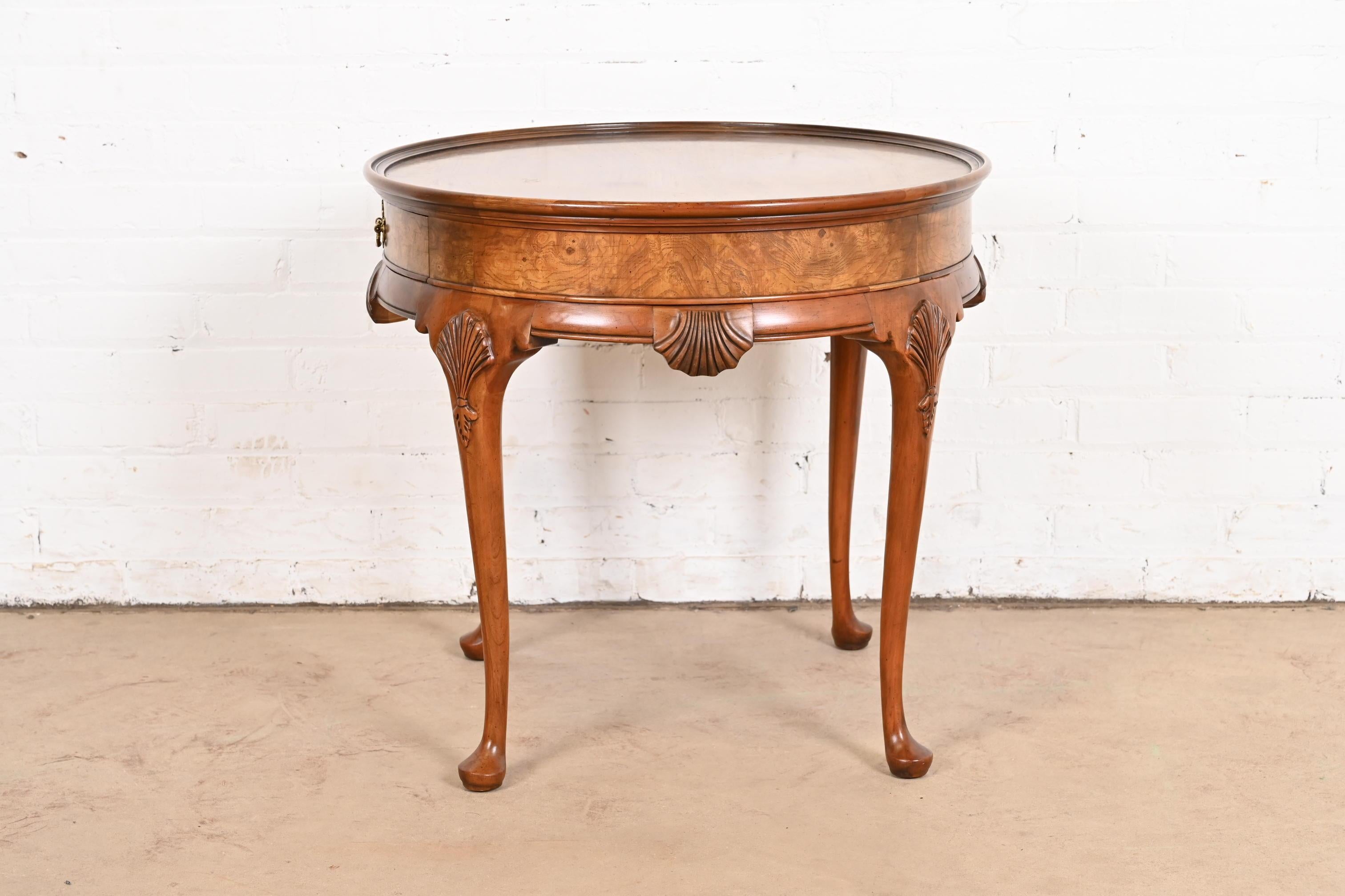 Baker Furniture Queen Anne-Teetisch aus Kirschbaum und Wurzelholz, ca. 1960er Jahre im Angebot 7