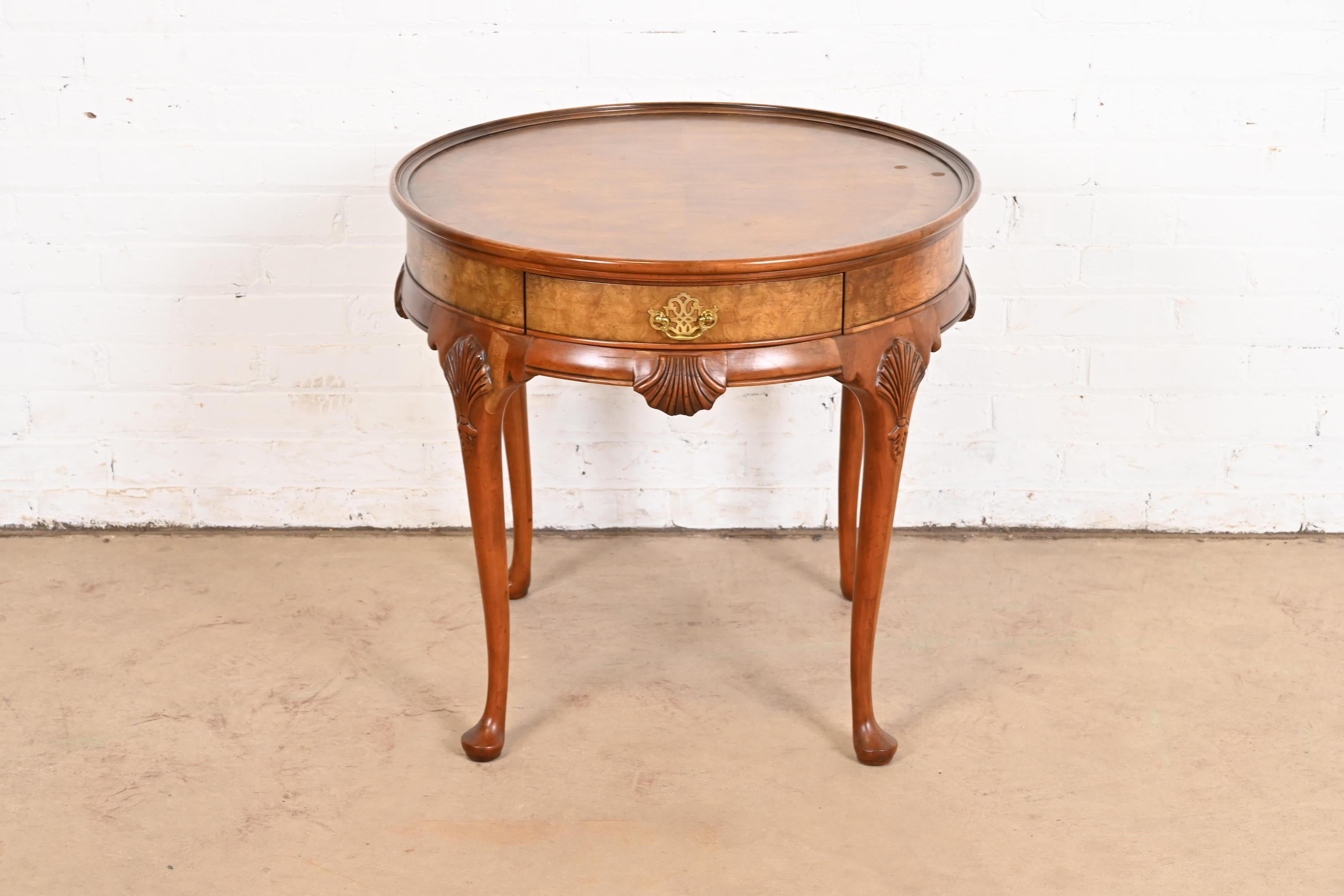 Baker Furniture Queen Anne-Teetisch aus Kirschbaum und Wurzelholz, ca. 1960er Jahre (amerikanisch) im Angebot