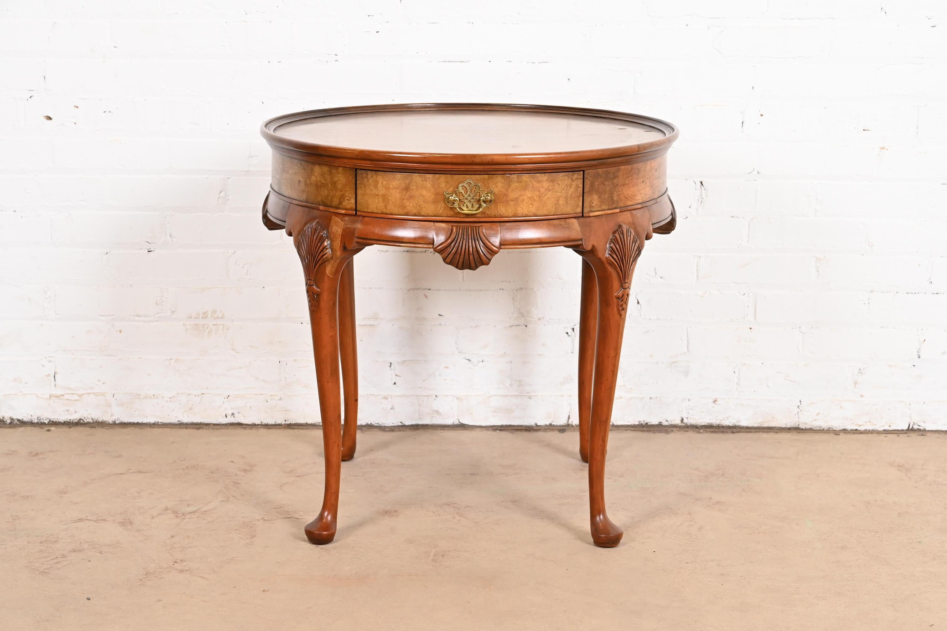 Baker Furniture Queen Anne-Teetisch aus Kirschbaum und Wurzelholz, ca. 1960er Jahre im Zustand „Gut“ im Angebot in South Bend, IN