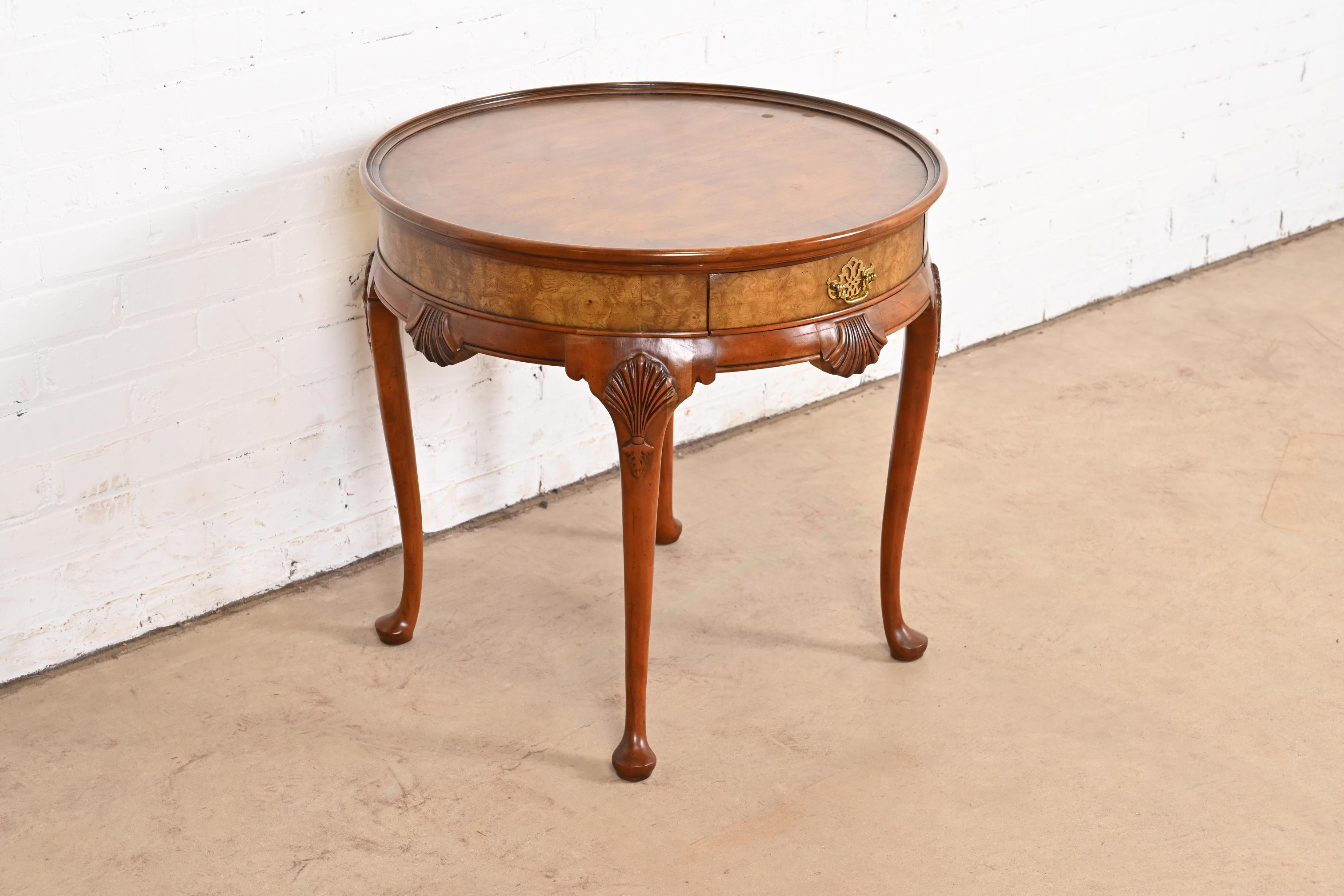 Baker Furniture Queen Anne-Teetisch aus Kirschbaum und Wurzelholz, ca. 1960er Jahre (Mitte des 20. Jahrhunderts) im Angebot
