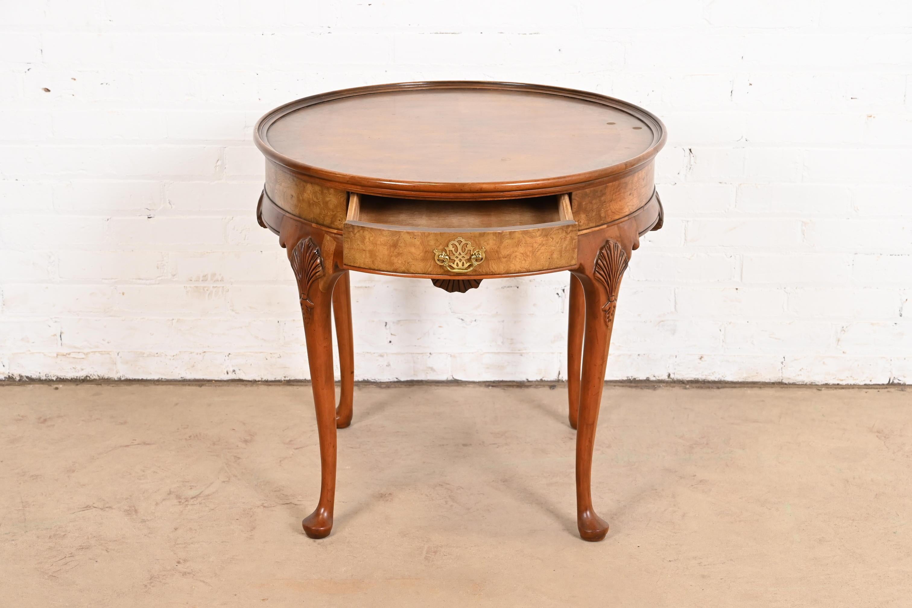 Baker Furniture Queen Anne-Teetisch aus Kirschbaum und Wurzelholz, ca. 1960er Jahre (Messing) im Angebot