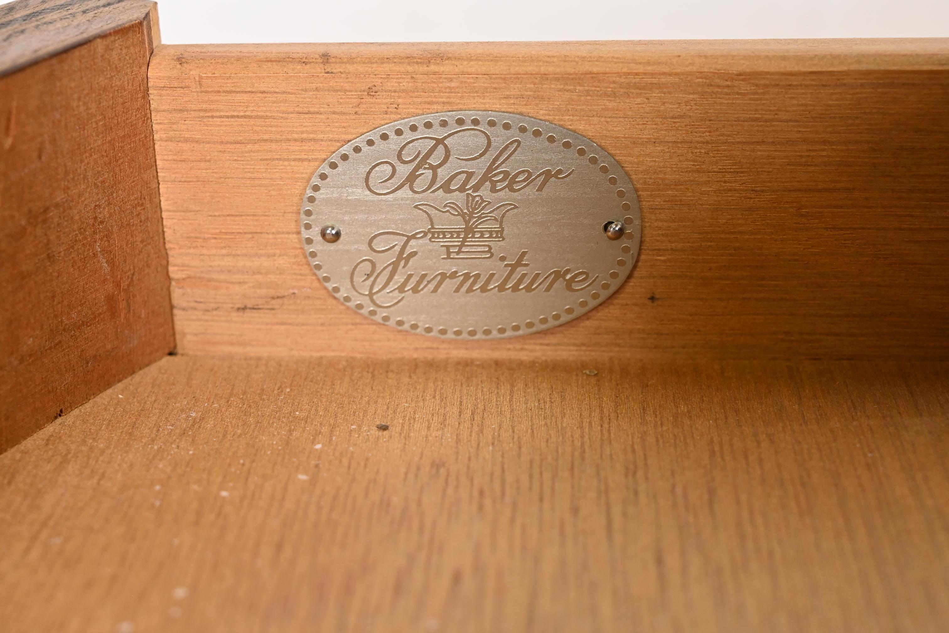 Baker Furniture Queen Anne-Teetisch aus Kirschbaum und Wurzelholz, ca. 1960er Jahre im Angebot 2