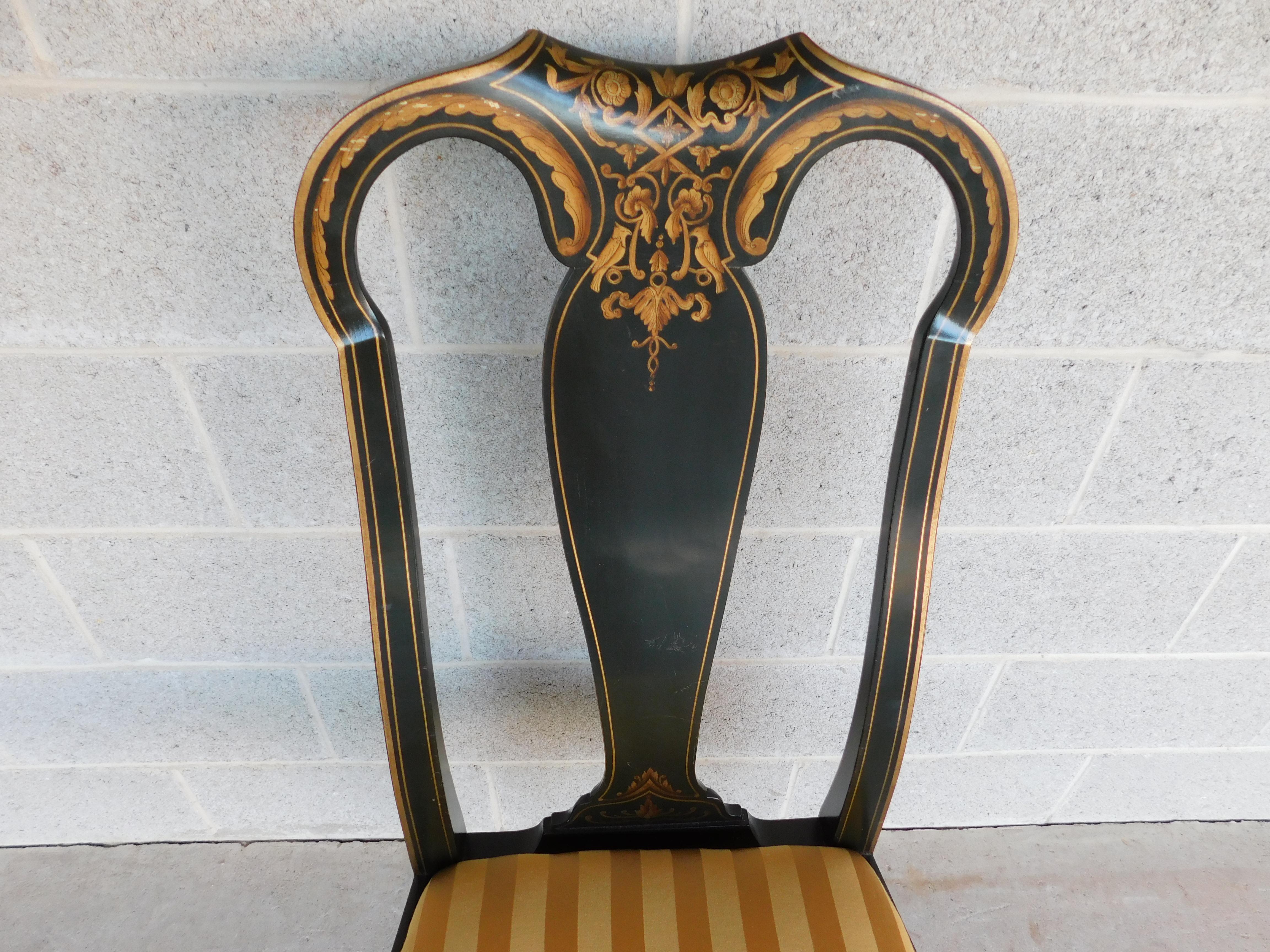 20ième siècle Fauteuil d'angle décoré de peinture de style Queen Anne de Baker Furniture en vente