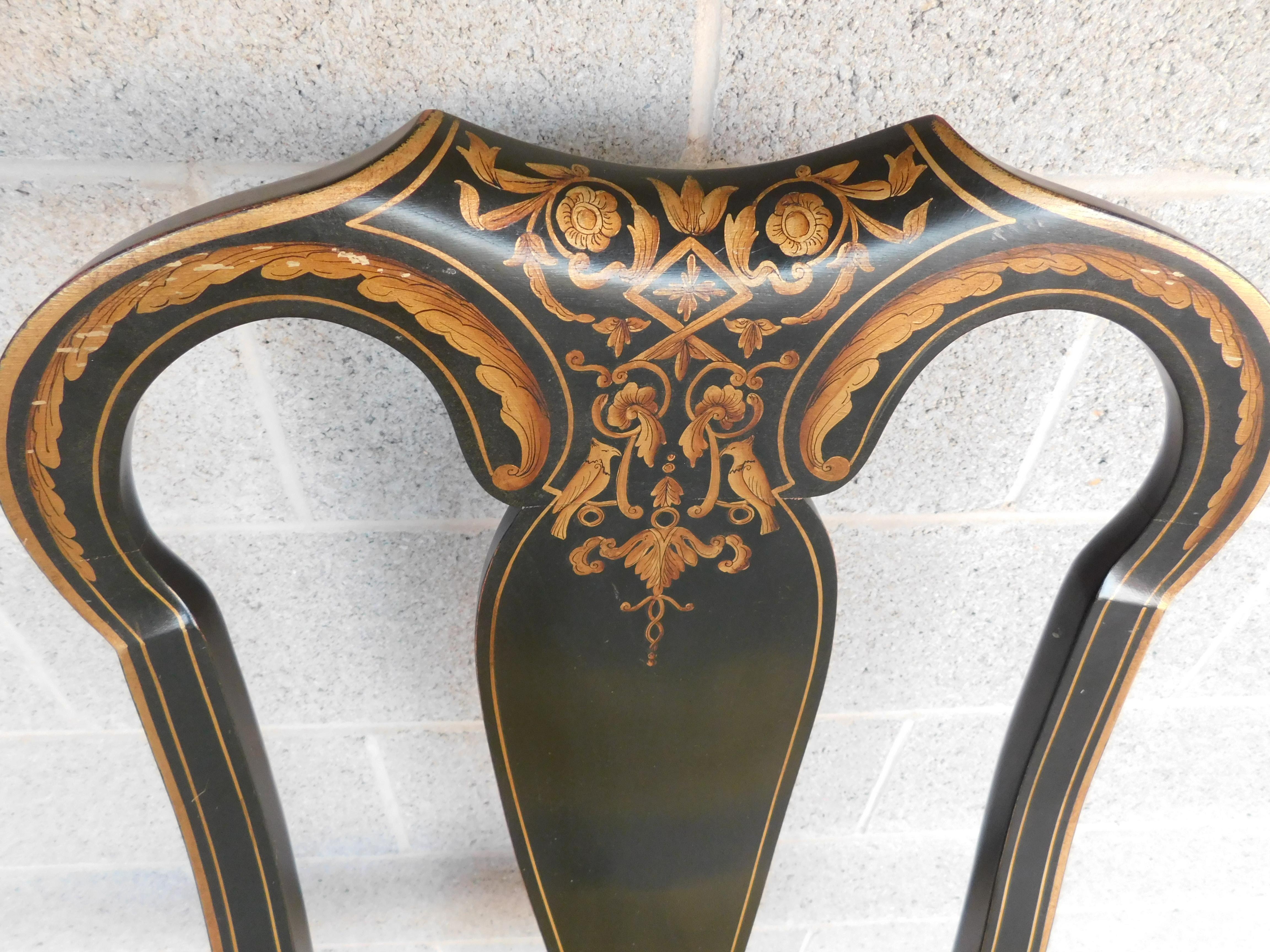 Bois Fauteuil d'angle décoré de peinture de style Queen Anne de Baker Furniture en vente