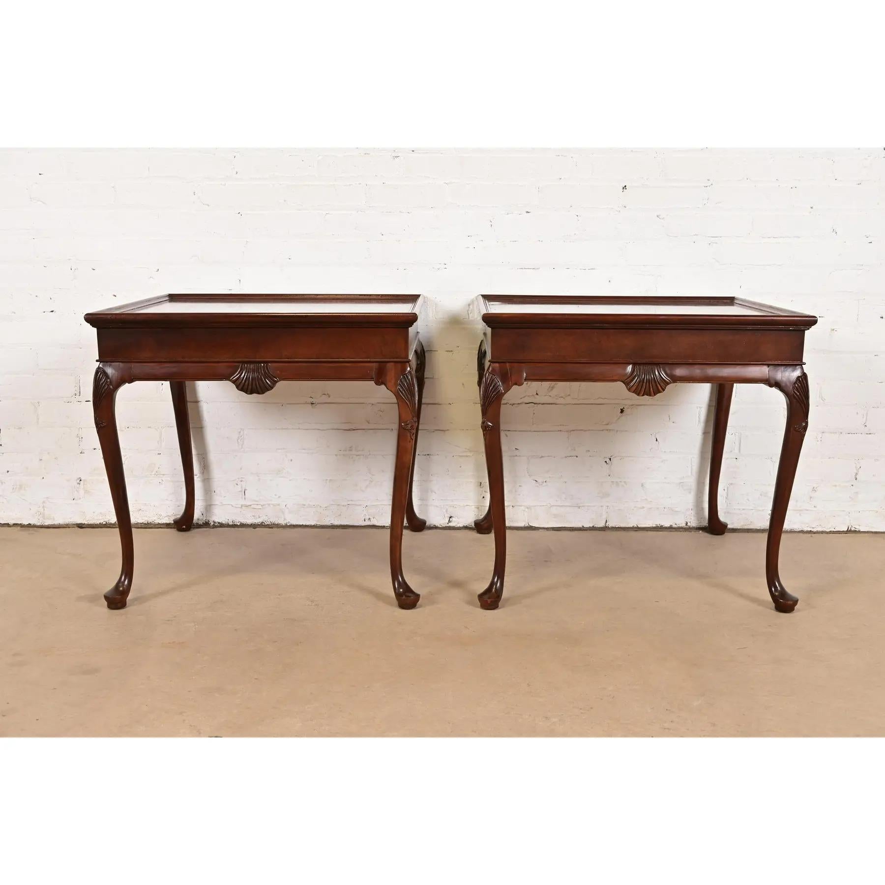 Baker Furniture Queen Anne Walnut and Burl Wood Nightstands or End Tables, Pair en vente 5