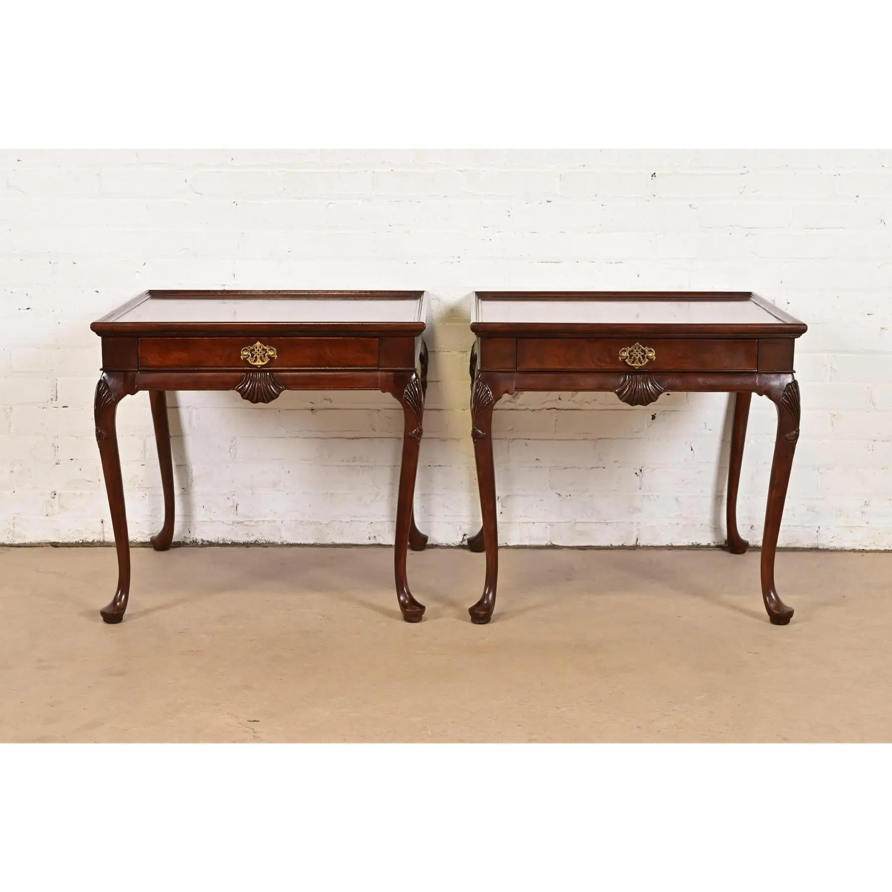 Américain Baker Furniture Queen Anne Walnut and Burl Wood Nightstands or End Tables, Pair en vente