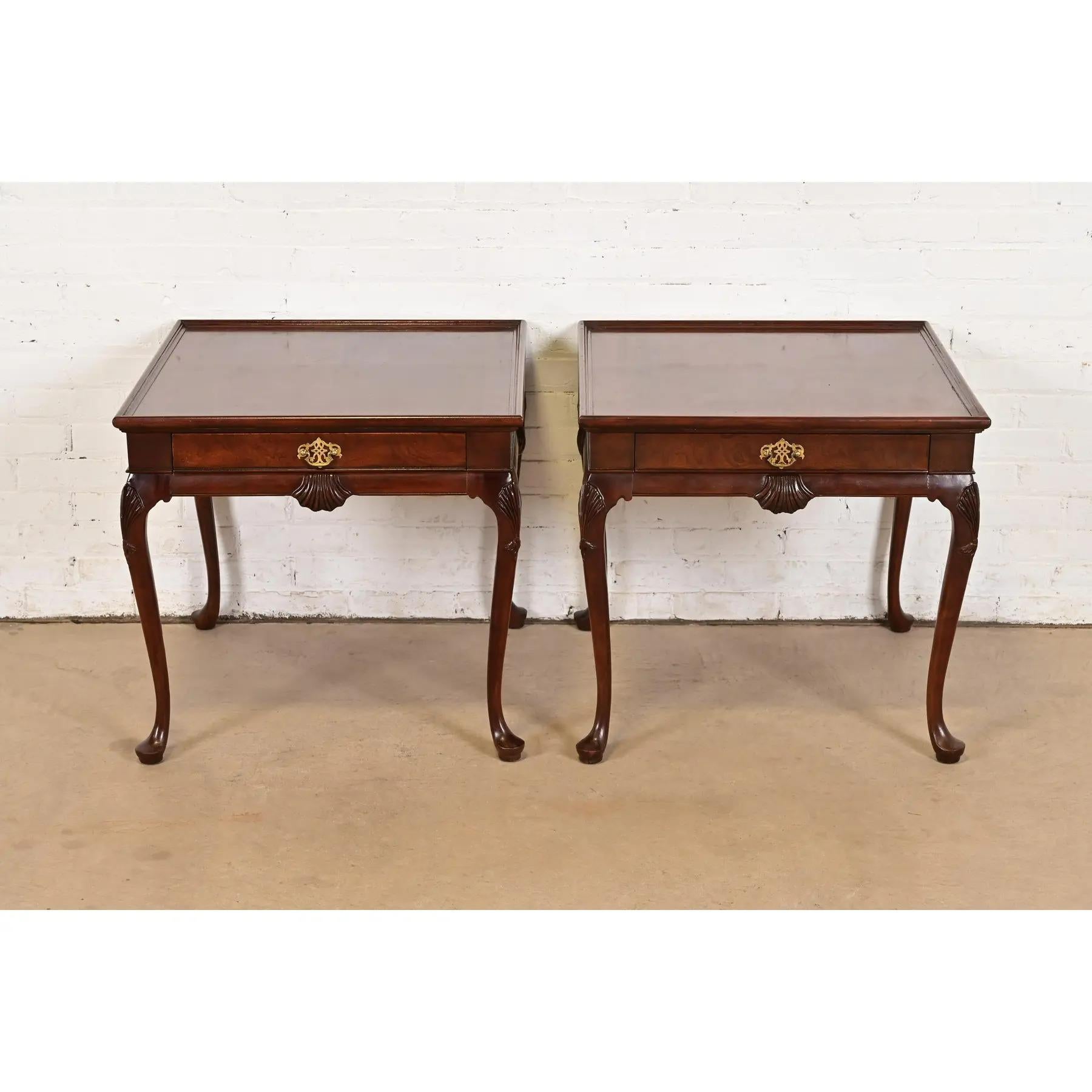 Baker Furniture Queen Anne Walnut and Burl Wood Nightstands or End Tables, Pair Bon état - En vente à South Bend, IN