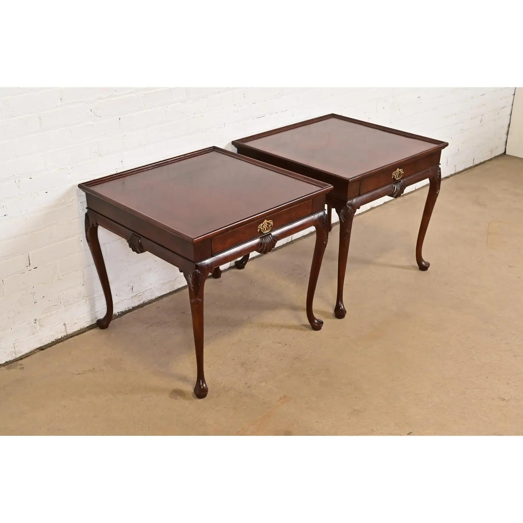 Fin du 20e siècle Baker Furniture Queen Anne Walnut and Burl Wood Nightstands or End Tables, Pair en vente